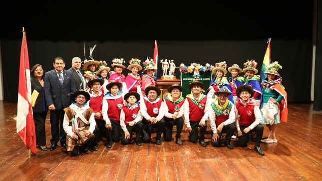 El grupo de Danzas de la Corte de Lima posa con los premios obtenidos en Cajamarca 