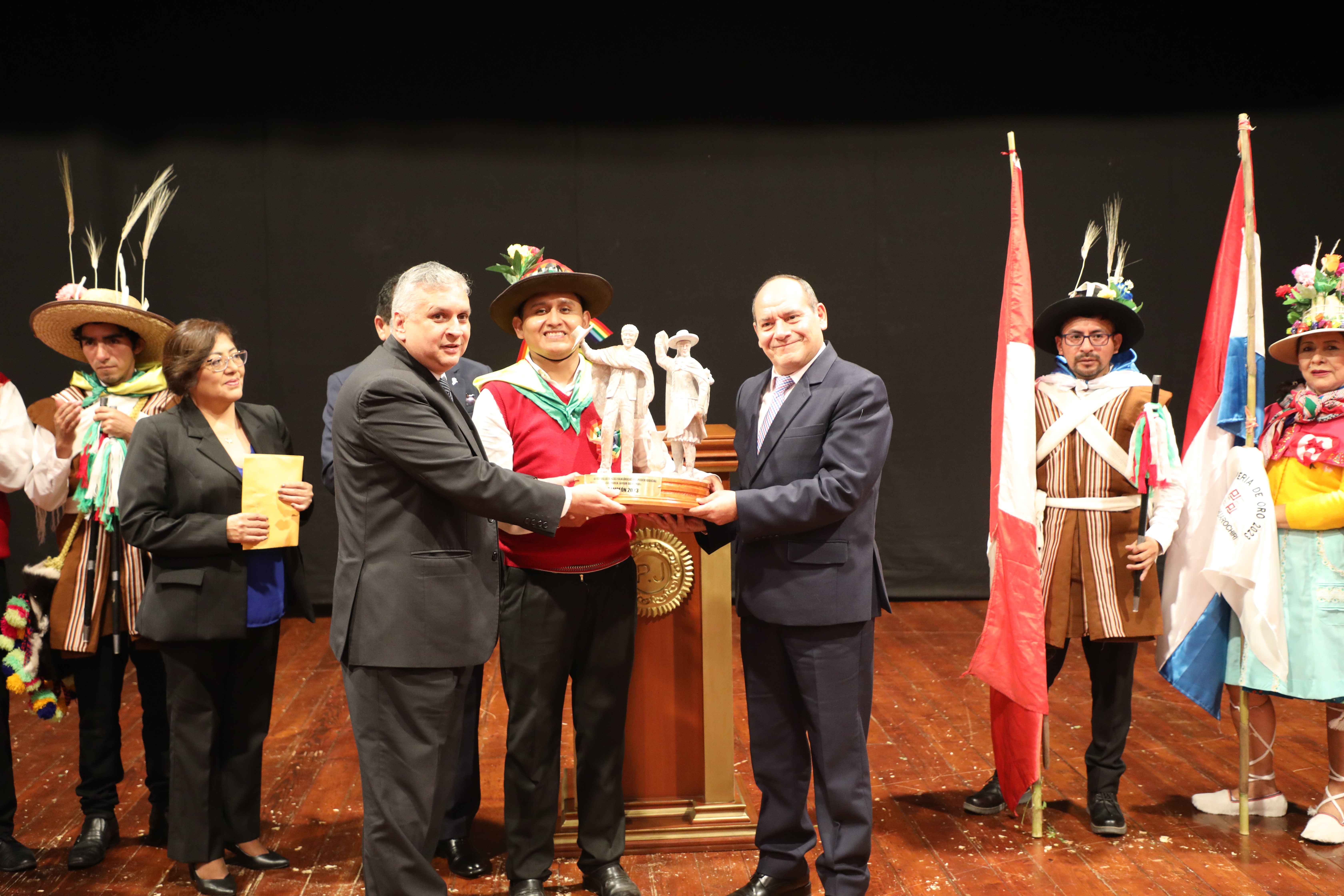 Miembros de la Comisión de Arte, Cultura y Deporte presentan el premio al gerente de la Corte de Lima