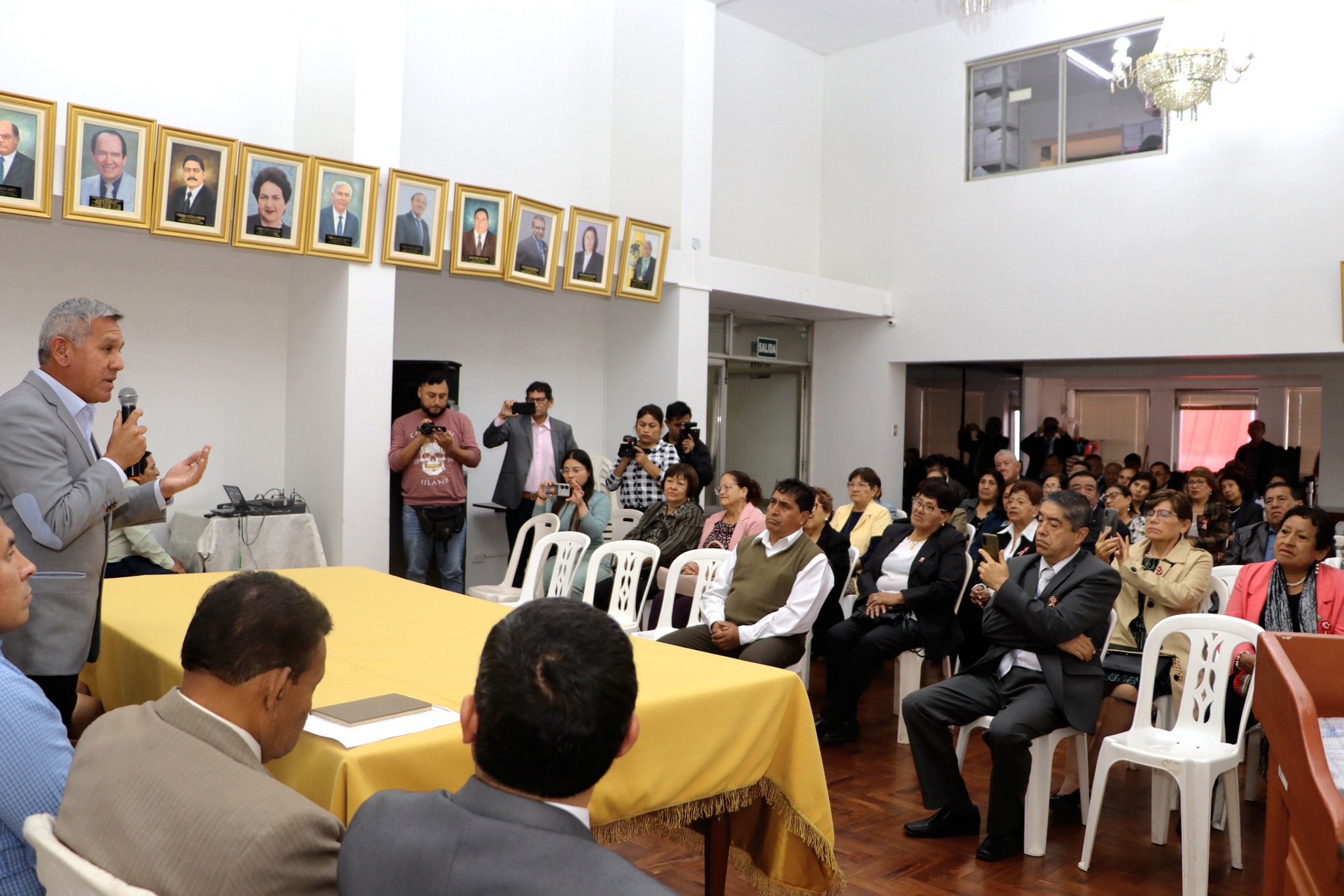 Alcalde Fernando Cárdenas participó en ceremonia de reconocimiento a maestros por tiempo de servicio en su día