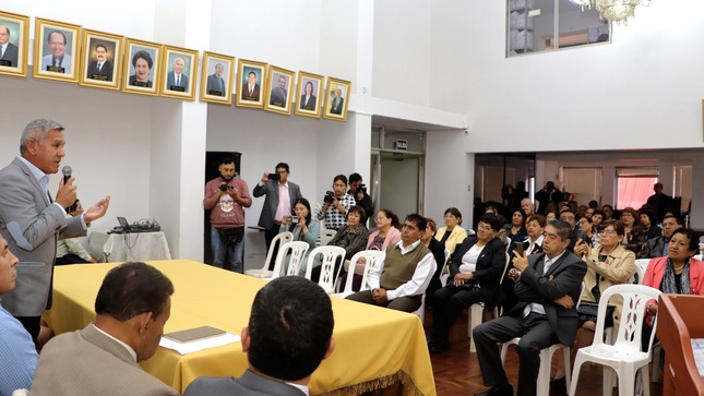 Alcalde Fernando Cárdenas participó en ceremonia de reconocimiento a maestros por tiempo de servicio en su día