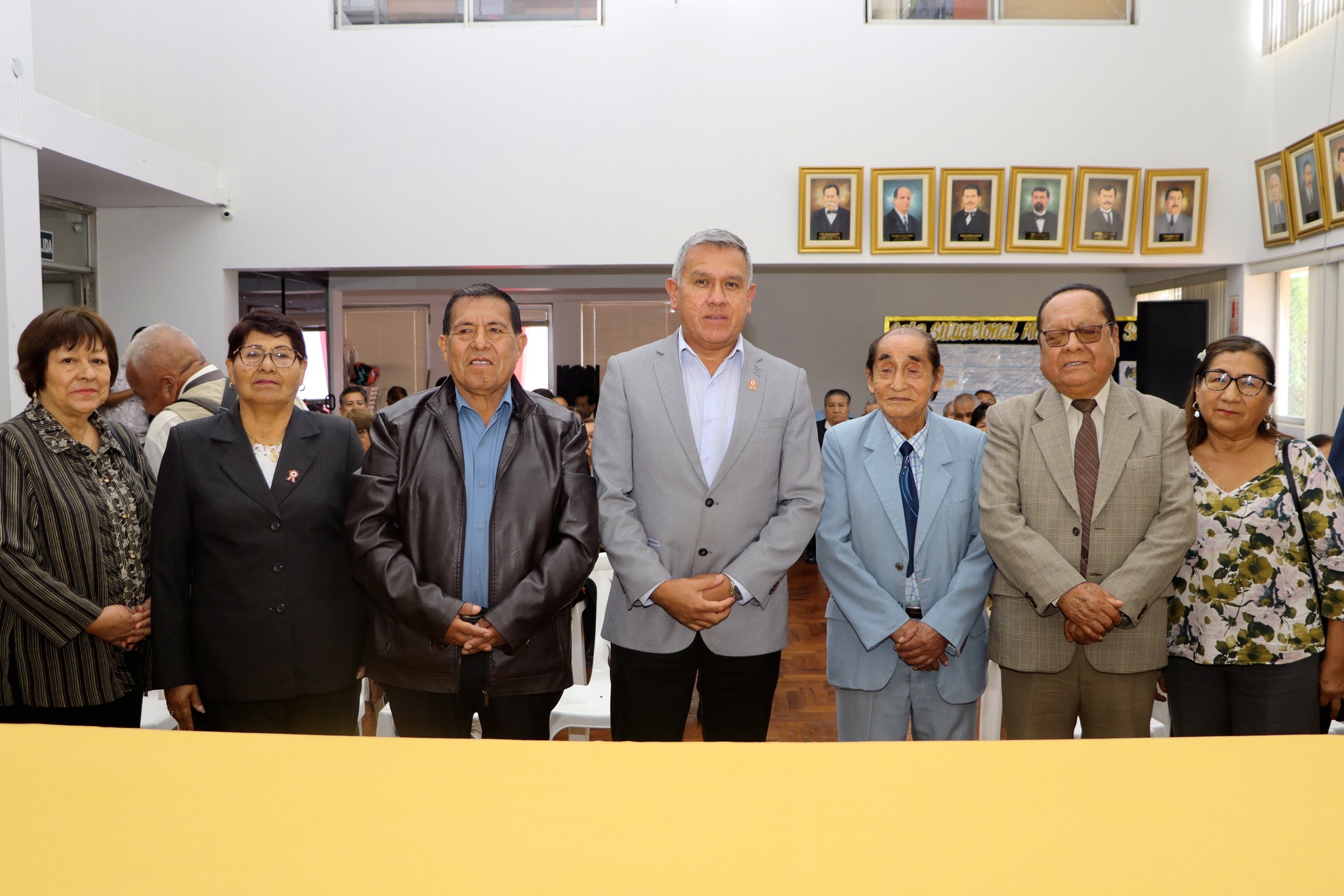 Alcalde Fernando Cárdenas participó en ceremonia de reconocimiento a maestros por tiempo de servicio en su día