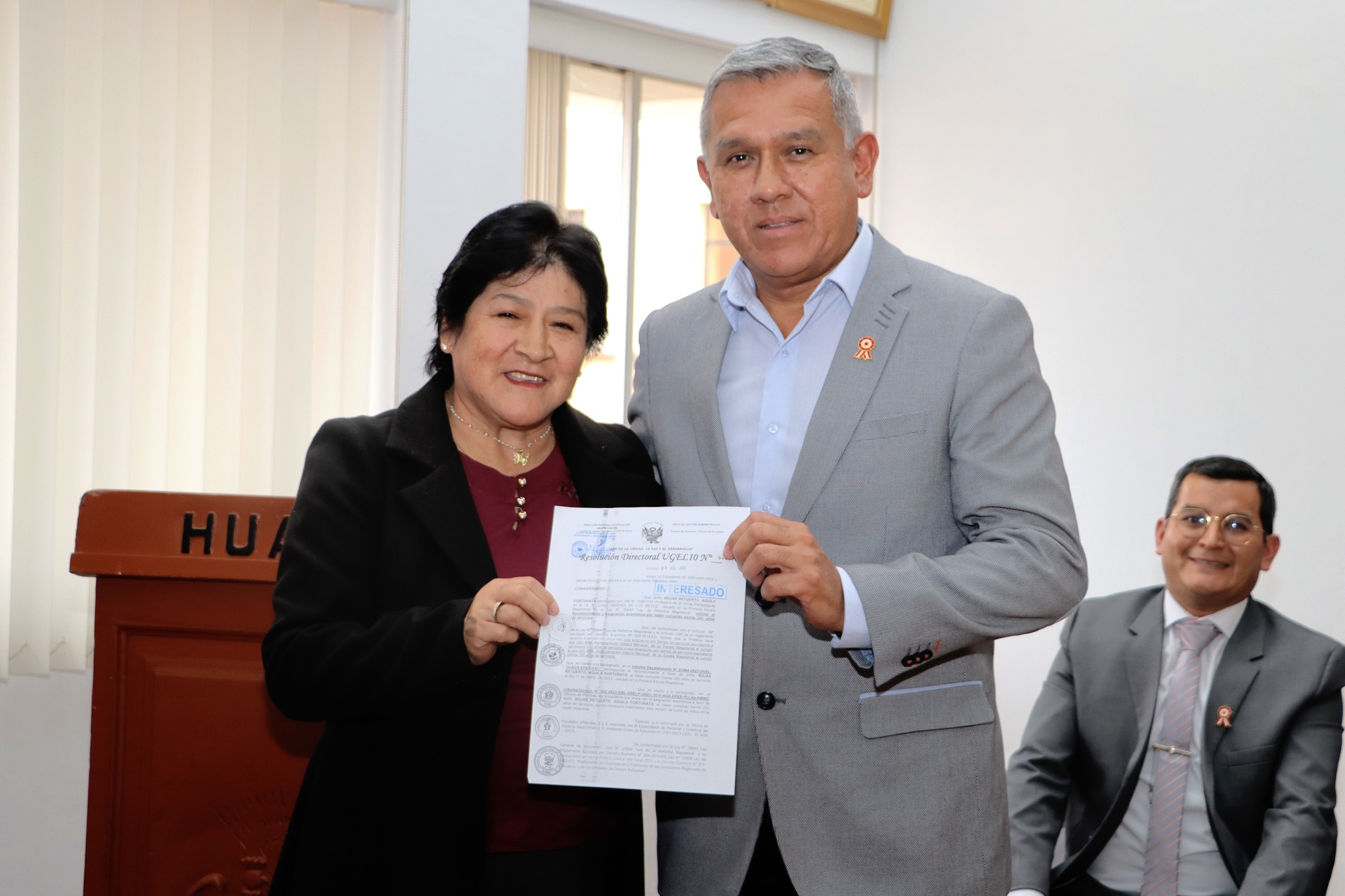Alcalde Fernando Cárdenas participó en ceremonia de reconocimiento a maestros por tiempo de servicio en su día