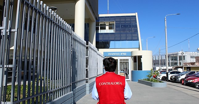 La Contraloría General alertó que no se aplicaron penalidades por deficiencias en la construcción de la obra de mejoramiento de la sede central del Gobierno Regional de Tacna (GRT), lo cual fue verificado durante una supervisión realizada del 16 al 22 de junio y se pudo apreciar que la nueva infraestructura tiene fallas en la instalación del techo de policarbonato y deterioro prematuro en la azotea