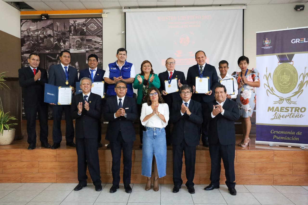 GORE La Libertad entrega medallas de honor al mérito a 5 maestros liberteños