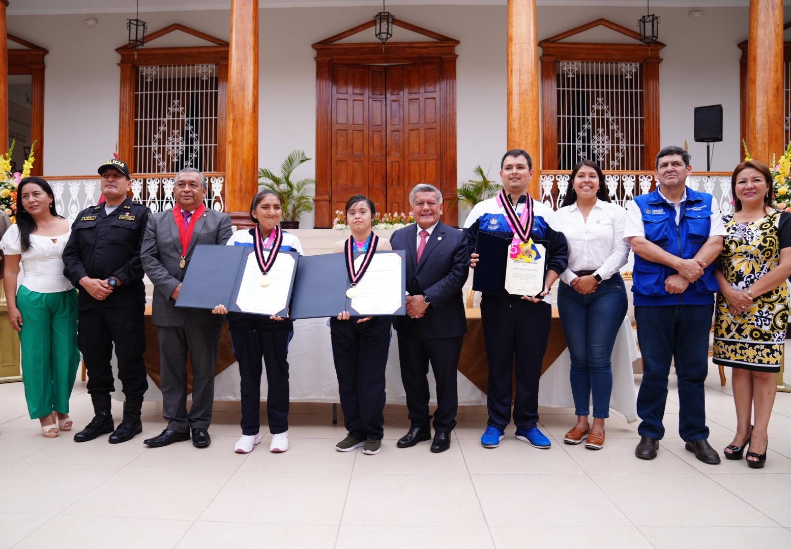 Medallistas olímpicos reciben máximas distinciones del GORE La Libertad