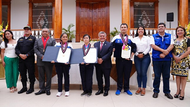 Medallistas olímpicos reciben máximas distinciones del GORE La Libertad