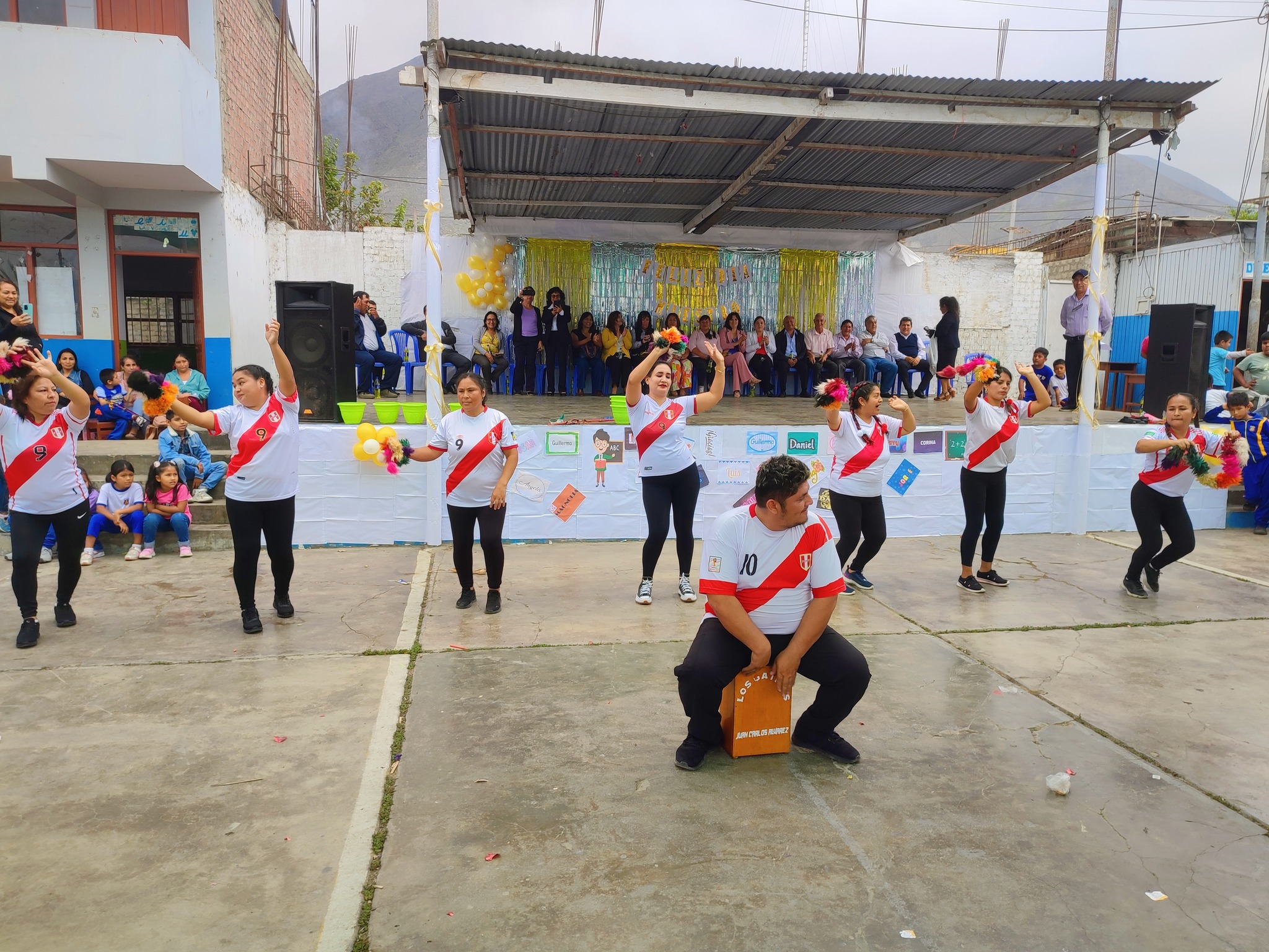 Estudiantes del MERC celebran a docentes en su día