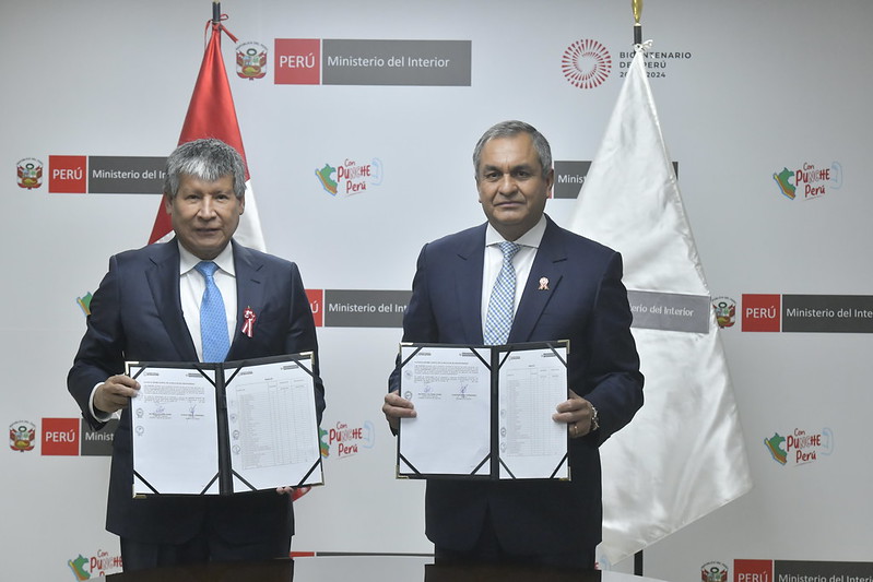 El ministro del Interior, Vicente Romero, y el gobernador regional de Ayacucho, Wilfredo Oscorima, suscribieron un convenio de cooperación interinstitucional para la adquisición de vehículos que servirán para fortalecer la capacidad operativa de la Policía Nacional y reforzar el patrullaje y la seguridad ciudadana en dicha región del país.
El convenio, firmado con la finalidad de optimizar las condiciones y los servicios que presta la Policía a la ciudadanía en materia de seguridad, prevé la compra de 84 vehículos (54 camionetas y 30 motocicletas), los cuales serán entregados a la VIII Macro Región Policial Ayacucho para ser distribuidas en 32 comisarías de la zona.
El ministro Vicente Romero agradeció el compromiso de la autoridad regional con la seguridad de su región y afirmó que desde el sector Interior se busca trabajar de la mano con los gobiernos regionales y locales, a fin de concretar proyectos como estos en favor de la ciudadanía.
Precisó que la solicitud para trabajar articuladamente, de forma sostenida y permanente, por la seguridad ciudadana en el país, es una indicación de la presidenta Dina Boluarte y del premier Alberto Otárola.
Por su parte el gobernador regional de Ayacucho, Wilfredo Oscorima, ratificó su firme compromiso de seguir colaborando con la Policía Nacional y con la seguridad de su región.
También agradeció al ministro Romero por la gestión inmediata que ejecutó para hacer realidad la firma de este convenio en beneficio de la ciudadanía. “Felicito la eficacia, la decisión y esa vocación de servicio que tiene con el pueblo, para que este convenio salga de manera urgente porque los problemas no pueden esperar”, destacó la autoridad regional.
Nueva Comisaría
Como parte de la actividad, y en el marco de su compromiso con la seguridad ciudadana de la región, el ministro Vicente Romero entregó la resolución de la creación de la comisaría Andrés Avelino Cáceres, que estará ubicada en el distrito del mismo nombre, en la provincia de Huamanga, Ayacucho.
El gobernador Oscorima reiteró su agradecimiento por esta acción y se comprometió a realizar las coordinaciones necesarias para su pronta edificación.