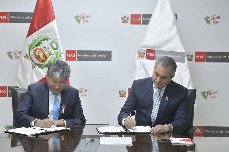 El ministro del Interior, Vicente Romero, y el gobernador regional de Ayacucho, Wilfredo Oscorima, suscribieron un convenio de cooperación interinstitucional para la adquisición de vehículos que servirán para fortalecer la capacidad operativa de la Policía Nacional y reforzar el patrullaje y la seguridad ciudadana en dicha región del país.
El convenio, firmado con la finalidad de optimizar las condiciones y los servicios que presta la Policía a la ciudadanía en materia de seguridad, prevé la compra de 84 vehículos (54 camionetas y 30 motocicletas), los cuales serán entregados a la VIII Macro Región Policial Ayacucho para ser distribuidas en 32 comisarías de la zona.
El ministro Vicente Romero agradeció el compromiso de la autoridad regional con la seguridad de su región y afirmó que desde el sector Interior se busca trabajar de la mano con los gobiernos regionales y locales, a fin de concretar proyectos como estos en favor de la ciudadanía.
Precisó que la solicitud para trabajar articuladamente, de forma sostenida y permanente, por la seguridad ciudadana en el país, es una indicación de la presidenta Dina Boluarte y del premier Alberto Otárola.
Por su parte el gobernador regional de Ayacucho, Wilfredo Oscorima, ratificó su firme compromiso de seguir colaborando con la Policía Nacional y con la seguridad de su región.
También agradeció al ministro Romero por la gestión inmediata que ejecutó para hacer realidad la firma de este convenio en beneficio de la ciudadanía. “Felicito la eficacia, la decisión y esa vocación de servicio que tiene con el pueblo, para que este convenio salga de manera urgente porque los problemas no pueden esperar”, destacó la autoridad regional.
Nueva Comisaría
Como parte de la actividad, y en el marco de su compromiso con la seguridad ciudadana de la región, el ministro Vicente Romero entregó la resolución de la creación de la comisaría Andrés Avelino Cáceres, que estará ubicada en el distrito del mismo nombre, en la provincia de Huamanga, Ayacucho.
El gobernador Oscorima reiteró su agradecimiento por esta acción y se comprometió a realizar las coordinaciones necesarias para su pronta edificación.