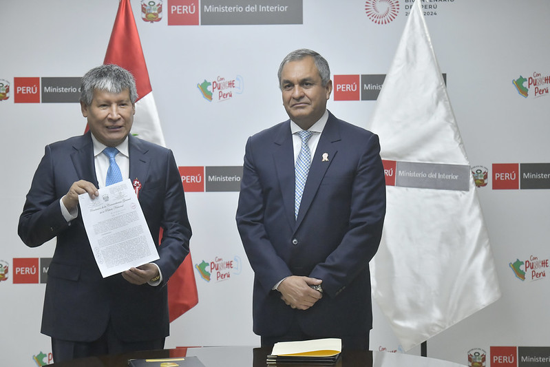 El ministro del Interior, Vicente Romero, y el gobernador regional de Ayacucho, Wilfredo Oscorima, suscribieron un convenio de cooperación interinstitucional para la adquisición de vehículos que servirán para fortalecer la capacidad operativa de la Policía Nacional y reforzar el patrullaje y la seguridad ciudadana en dicha región del país.
El convenio, firmado con la finalidad de optimizar las condiciones y los servicios que presta la Policía a la ciudadanía en materia de seguridad, prevé la compra de 84 vehículos (54 camionetas y 30 motocicletas), los cuales serán entregados a la VIII Macro Región Policial Ayacucho para ser distribuidas en 32 comisarías de la zona.
El ministro Vicente Romero agradeció el compromiso de la autoridad regional con la seguridad de su región y afirmó que desde el sector Interior se busca trabajar de la mano con los gobiernos regionales y locales, a fin de concretar proyectos como estos en favor de la ciudadanía.
Precisó que la solicitud para trabajar articuladamente, de forma sostenida y permanente, por la seguridad ciudadana en el país, es una indicación de la presidenta Dina Boluarte y del premier Alberto Otárola.
Por su parte el gobernador regional de Ayacucho, Wilfredo Oscorima, ratificó su firme compromiso de seguir colaborando con la Policía Nacional y con la seguridad de su región.
También agradeció al ministro Romero por la gestión inmediata que ejecutó para hacer realidad la firma de este convenio en beneficio de la ciudadanía. “Felicito la eficacia, la decisión y esa vocación de servicio que tiene con el pueblo, para que este convenio salga de manera urgente porque los problemas no pueden esperar”, destacó la autoridad regional.
Nueva Comisaría
Como parte de la actividad, y en el marco de su compromiso con la seguridad ciudadana de la región, el ministro Vicente Romero entregó la resolución de la creación de la comisaría Andrés Avelino Cáceres, que estará ubicada en el distrito del mismo nombre, en la provincia de Huamanga, Ayacucho.
El gobernador Oscorima reiteró su agradecimiento por esta acción y se comprometió a realizar las coordinaciones necesarias para su pronta edificación.