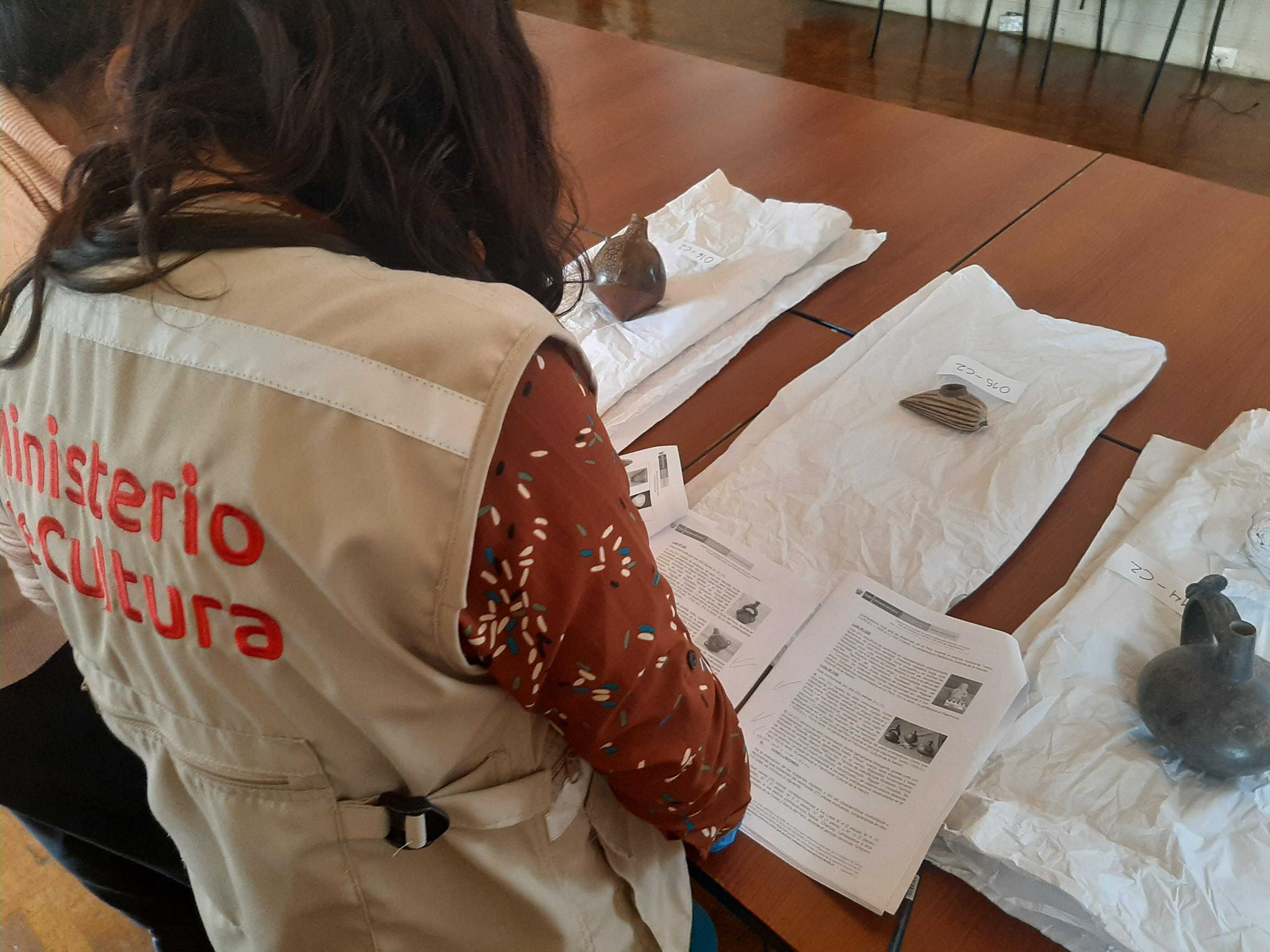 Ministerio de Cultura verificó 34 bienes culturales repatriados de Argentina
• Ceramios, textiles y otros objetos artesanales elaborados con diversos materiales, de origen prehispánico y virreinal, fueron devueltos por herederos de extinta investigadora argentina.
El Ministerio de Cultura, a través de la Dirección de Recuperaciones (DRE) y en coordinación con la Dirección General para Asuntos Culturales del Ministerio de Relaciones Exteriores, realizó la verificación de un total de treinta y cuatro (34) bienes culturales repatriados de Argentina, que forman parte del Patrimonio Cultural de la Nación