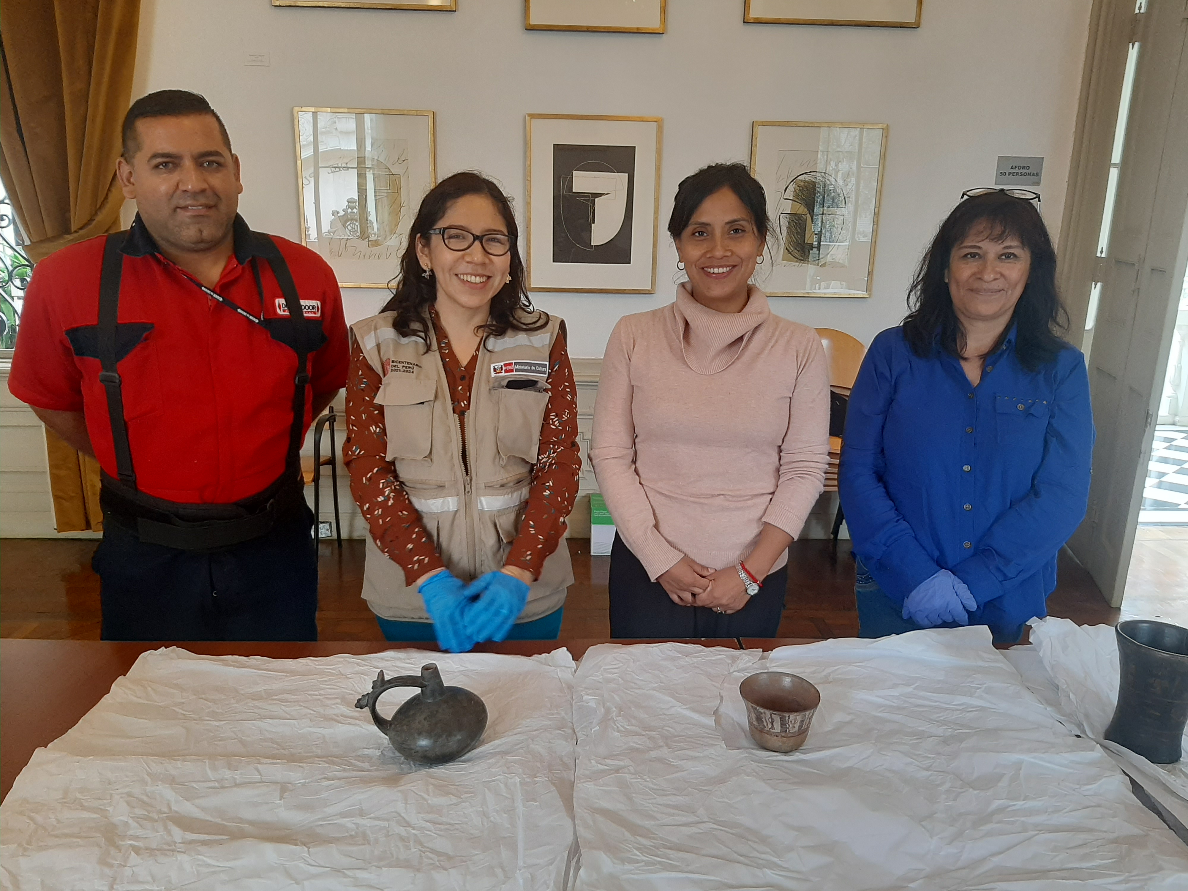Ministerio de Cultura verificó 34 bienes culturales repatriados de Argentina
• Ceramios, textiles y otros objetos artesanales elaborados con diversos materiales, de origen prehispánico y virreinal, fueron devueltos por herederos de extinta investigadora argentina.
El Ministerio de Cultura, a través de la Dirección de Recuperaciones (DRE) y en coordinación con la Dirección General para Asuntos Culturales del Ministerio de Relaciones Exteriores, realizó la verificación de un total de treinta y cuatro (34) bienes culturales repatriados de Argentina, que forman parte del Patrimonio Cultural de la Nación