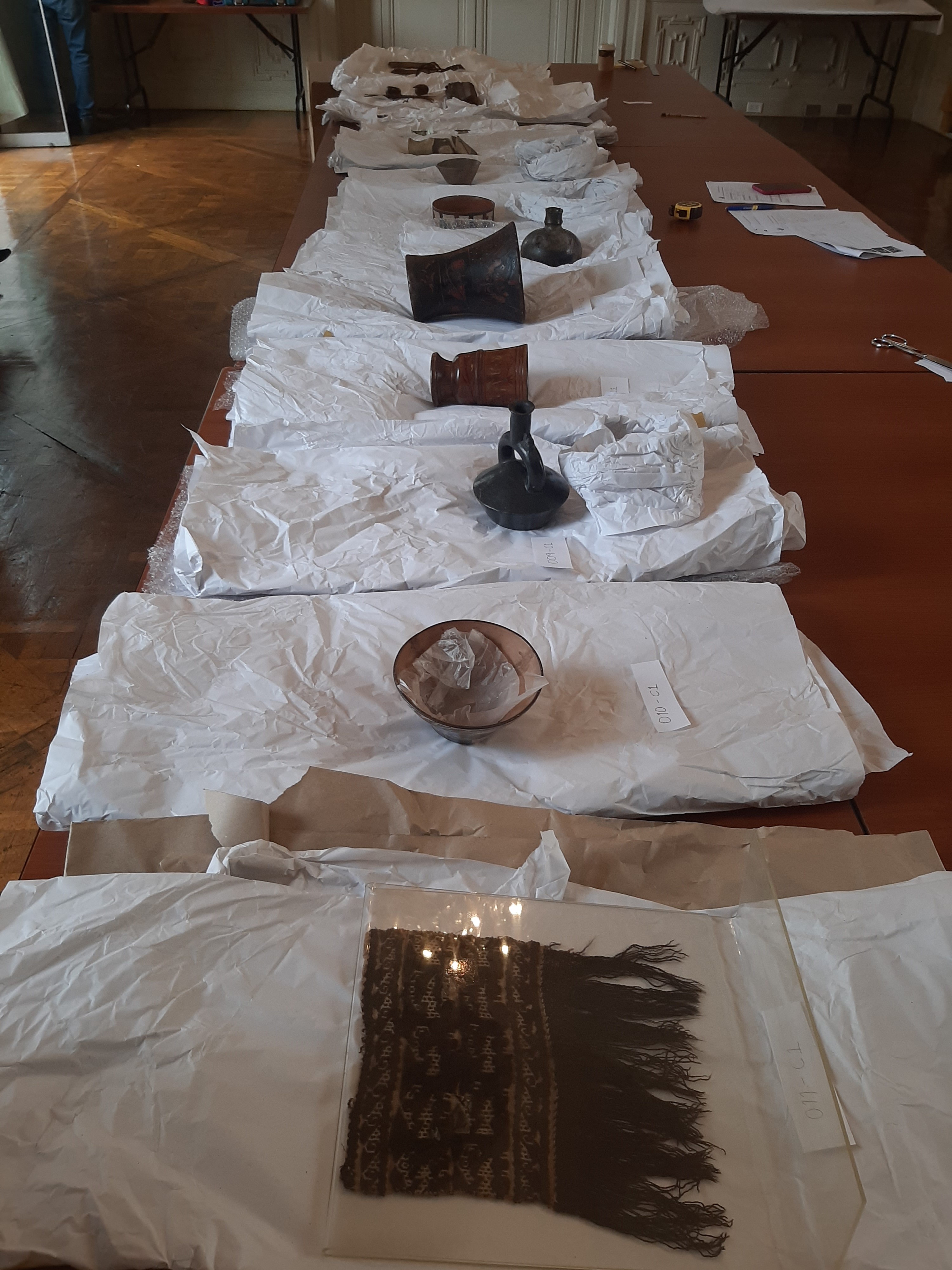 Ministerio de Cultura verificó 34 bienes culturales repatriados de Argentina
• Ceramios, textiles y otros objetos artesanales elaborados con diversos materiales, de origen prehispánico y virreinal, fueron devueltos por herederos de extinta investigadora argentina.
El Ministerio de Cultura, a través de la Dirección de Recuperaciones (DRE) y en coordinación con la Dirección General para Asuntos Culturales del Ministerio de Relaciones Exteriores, realizó la verificación de un total de treinta y cuatro (34) bienes culturales repatriados de Argentina, que forman parte del Patrimonio Cultural de la Nación