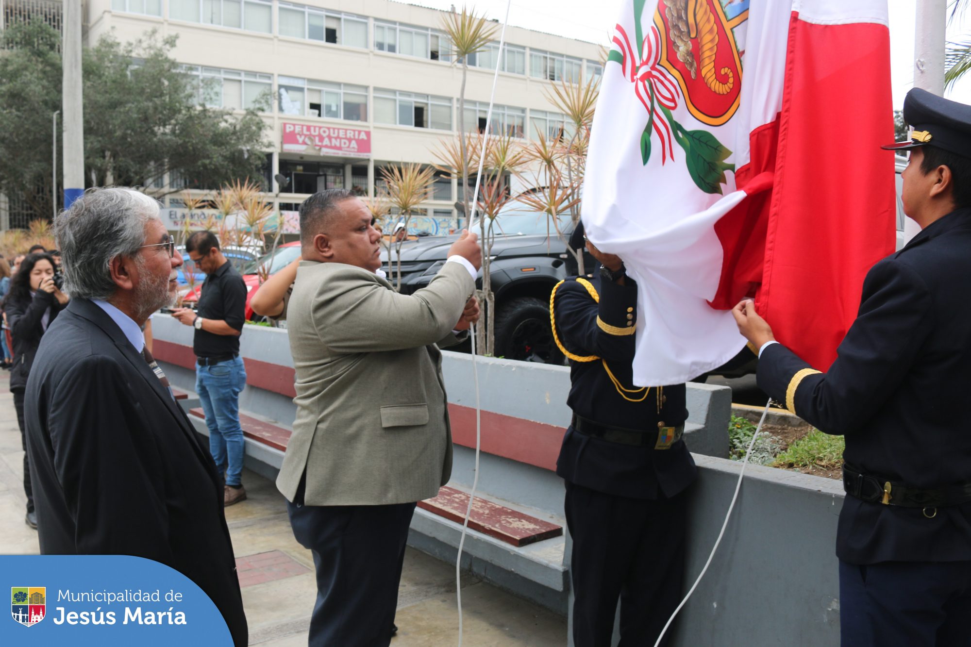 En la ceremonia, nuestro alcalde Jesús Gálvez Olivares, lideró el izamiento del Pabellón Nacional 🇵🇪 en honor a uno de los símbolos arquitectónicos más importantes del distrito.
¡Feliz aniversario Conjunto Residencial San Felipe! 🎊