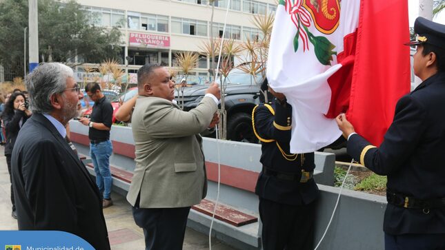 En la ceremonia, nuestro alcalde Jesús Gálvez Olivares, lideró el izamiento del Pabellón Nacional 🇵🇪 en honor a uno de los símbolos arquitectónicos más importantes del distrito.
¡Feliz aniversario Conjunto Residencial San Felipe! 🎊