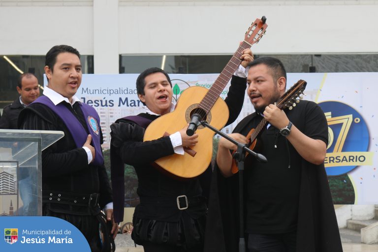 En la ceremonia, nuestro alcalde Jesús Gálvez Olivares, lideró el izamiento del Pabellón Nacional 🇵🇪 en honor a uno de los símbolos arquitectónicos más importantes del distrito.
¡Feliz aniversario Conjunto Residencial San Felipe! 🎊
