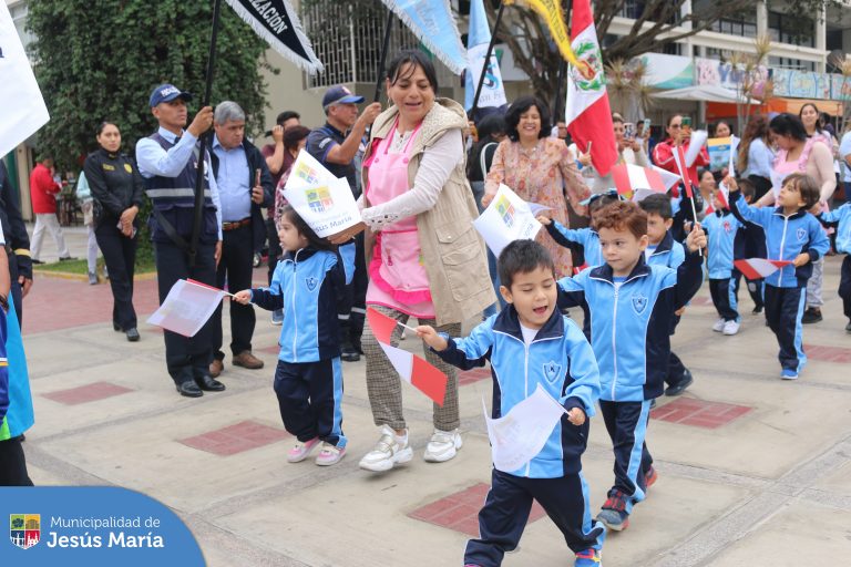 En la ceremonia, nuestro alcalde Jesús Gálvez Olivares, lideró el izamiento del Pabellón Nacional 🇵🇪 en honor a uno de los símbolos arquitectónicos más importantes del distrito.
¡Feliz aniversario Conjunto Residencial San Felipe! 🎊