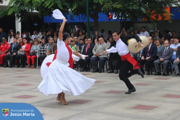 En la ceremonia, nuestro alcalde Jesús Gálvez Olivares, lideró el izamiento del Pabellón Nacional 🇵🇪 en honor a uno de los símbolos arquitectónicos más importantes del distrito.
¡Feliz aniversario Conjunto Residencial San Felipe! 🎊