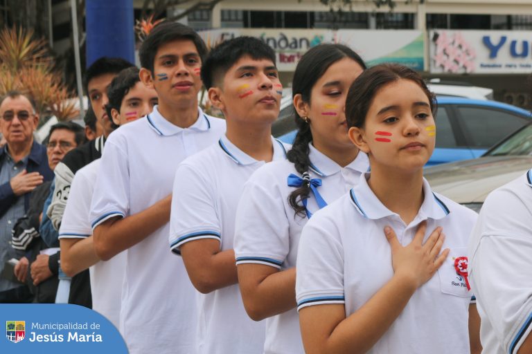 En la ceremonia, nuestro alcalde Jesús Gálvez Olivares, lideró el izamiento del Pabellón Nacional 🇵🇪 en honor a uno de los símbolos arquitectónicos más importantes del distrito.
¡Feliz aniversario Conjunto Residencial San Felipe! 🎊