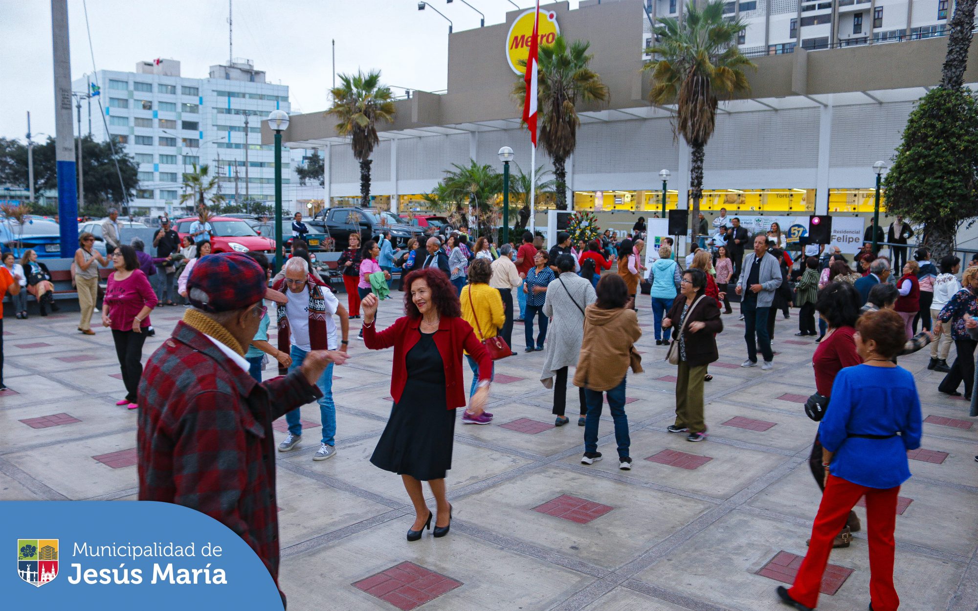🏢 Nuestros vecinos disfrutaron y bailaron en la explanada al ritmo de la música en vivo. 🎼