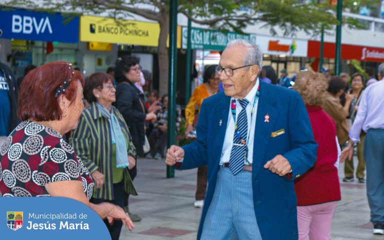 🏢 Nuestros vecinos disfrutaron y bailaron en la explanada al ritmo de la música en vivo. 🎼