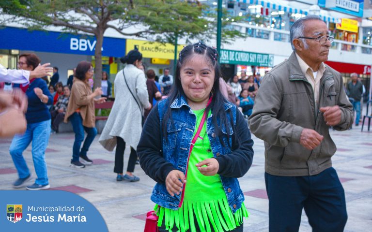 🏢 Nuestros vecinos disfrutaron y bailaron en la explanada al ritmo de la música en vivo. 🎼