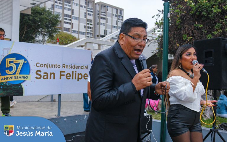 🏢 Nuestros vecinos disfrutaron y bailaron en la explanada al ritmo de la música en vivo. 🎼