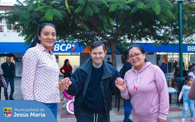🏢 Nuestros vecinos disfrutaron y bailaron en la explanada al ritmo de la música en vivo. 🎼