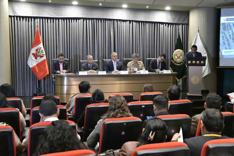 En el marco de las acciones para fortalecer el Sistema de Búsqueda de Personas Desaparecidas, el Ministerio del Interior (Mininter) presento el “Diagnóstico sobre el Fenómeno de la Desaparición de Personas en el Perú”, el cual da cuenta del perfil de las personas más expuestas a esta problemática, la vinculación de las desapariciones con hechos delictivos y la respuesta del Estado frente a este fenómeno delictivo.
El estudio elaborado por la Dirección General de Seguridad Democrática del Mininter, con el apoyo de la Oficina de las Naciones Unidas contra la Droga y el Delito (UNODC) y la Organización Internacional para las Migraciones (OIM), se fundamenta en el análisis de 465 casos de personas reportadas como desaparecidas, y es, además, una oportunidad para implementar mejoras en el Sistema de Búsqueda que preside el Ministerio del Interior.
Durante la presentación, el ministro del Interior, Vicente Romero, saludó la elaboración del diagnóstico al que calificó de sumamente relevante e importante, pues la desaparición de personas representa un problema público de prioritaria atención, ya que implica la afectación de derechos fundamentales como la vida, la integridad, la libertad y seguridad, y en algunos casos se vincula con hechos delictivos, lo que hace necesario un abordaje integral y multisectorial.
“Contar con evidencia sólida que nos brinde un conocimiento profundo sobre cómo se desarrolla este fenómeno en el Perú, permite enfocar nuestros esfuerzos, tanto a nivel sectorial como multisectorial, en una respuesta más eficaz para la búsqueda, investigación y ubicación de personas desaparecidas”, señaló el titular del Interior.
Tras agradecer la invaluable colaboración de los organismos internacionales como UNODC y a la OIM en este estudio, el ministro Vicente Romero reafirmó el firme compromiso del sector en la búsqueda incansable de personas desaparecidas bajo el lema ‘Buscamos personas para reunir familias’.
Consideró de vital importancia impulsar la difusión del estudio y promover implementación de sus recomendaciones. “La atención de este problema es prioritaria para el Mininter”, subrayó
Por su parte los representantes de UNODC y el OIM expresaron su satisfacción por participar en la elaboración de este importante estudio que servirá para tomar decisiones en esta materia
Data sobre desapariciones
El documento sobre el Fenómeno de la Desaparición de Personas en el Perú reseña la data que maneja el Registro Nacional de Información de Personas Desaparecidas (Reniped) de la PNP, el cual consigna que en los últimos cuatro años (2019- 2022) se han reportado un total de 77 570 personas desaparecidas. En promedio, cada año se registran 20 mil desapariciones.
El mayor número de personas reportadas como desaparecidas son mujeres: 49 095, lo cual quiere decir que de cada 10 personas desaparecidas 6 son mujeres, y de ellas el 55% son adolescentes. Cabe precisar que hasta el 2022 se ha ubicado a 15 139 personas reportadas como desaparecidas.
El mismo estudio indica que Lima es la ciudad que reporta el mayor número de personas desaparecidas, le siguen Arequipa, Lambayeque, Junín, Cusco y Piura.
Estuvieron presentes en esta presentación el jefe del Estado Mayor, General PNP Carlos Chong; el viceministro (e) de Seguridad Pública, Miguel Núñez; la directora general de Seguridad Democrática del Mininter, Aissa Tejada; y el director contra la Trata de Personas y Tráfico Ilícito de Migrantes, Gral. PNP Carlos Malaver.
Participaron en la actividad el Oficial Regional del Programa Global contra la Trata de Personas de la Oficina de las Naciones Unidas contra la Droga y el Delito – UNODC, Gilberto Zuleta; coordinador de la Unidad de Protección Organización Internacional para las Migraciones OIM – Perú, Joel Jabiles Eskenazi; entre otros invitados.