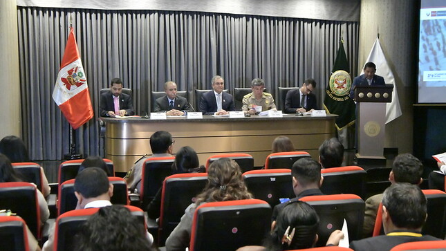 En el marco de las acciones para fortalecer el Sistema de Búsqueda de Personas Desaparecidas, el Ministerio del Interior (Mininter) presento el “Diagnóstico sobre el Fenómeno de la Desaparición de Personas en el Perú”, el cual da cuenta del perfil de las personas más expuestas a esta problemática, la vinculación de las desapariciones con hechos delictivos y la respuesta del Estado frente a este fenómeno delictivo.

El estudio elaborado por la Dirección General de Seguridad Democrática del Mininter, con el apoyo de la Oficina de las Naciones Unidas contra la Droga y el Delito (UNODC) y la Organización Internacional para las Migraciones (OIM), se fundamenta en el análisis de 465 casos de personas reportadas como desaparecidas, y es, además, una oportunidad para implementar mejoras en el Sistema de Búsqueda que preside el Ministerio del Interior.

Durante la presentación, el ministro del Interior, Vicente Romero, saludó la elaboración del diagnóstico al que calificó de sumamente relevante e importante, pues la desaparición de personas representa un problema público de prioritaria atención, ya que implica la afectación de derechos fundamentales como la vida, la integridad, la libertad y seguridad, y en algunos casos se vincula con hechos delictivos, lo que hace necesario un abordaje integral y multisectorial.

“Contar con evidencia sólida que nos brinde un conocimiento profundo sobre cómo se desarrolla este fenómeno en el Perú, permite enfocar nuestros esfuerzos, tanto a nivel sectorial como multisectorial, en una respuesta más eficaz para la búsqueda, investigación y ubicación de personas desaparecidas”, señaló el titular del Interior.

Tras agradecer la invaluable colaboración de los organismos internacionales como UNODC y a la OIM en este estudio, el ministro Vicente Romero reafirmó el firme compromiso del sector en la búsqueda incansable de personas desaparecidas bajo el lema ‘Buscamos personas para reunir familias’.

Consideró de vital importancia impulsar la difusión del estudio y promover implementación de sus recomendaciones. “La atención de este problema es prioritaria para el Mininter”, subrayó

Por su parte los representantes de UNODC y el OIM expresaron su satisfacción por participar en la elaboración de este importante estudio que servirá para tomar decisiones en esta materia

Data sobre desapariciones
El documento sobre el Fenómeno de la Desaparición de Personas en el Perú reseña la data que maneja el Registro Nacional de Información de Personas Desaparecidas (Reniped) de la PNP, el cual consigna que en los últimos cuatro años (2019- 2022) se han reportado un total de 77 570 personas desaparecidas. En promedio, cada año se registran 20 mil desapariciones. 

El mayor número de personas reportadas como desaparecidas son mujeres: 49 095, lo cual quiere decir que de cada 10 personas desaparecidas 6 son mujeres, y de ellas el 55% son adolescentes. Cabe precisar que hasta el 2022 se ha ubicado a 15 139 personas reportadas como desaparecidas.

El mismo estudio indica que Lima es la ciudad que reporta el mayor número de personas desaparecidas, le siguen Arequipa, Lambayeque, Junín, Cusco y Piura. 

Estuvieron presentes en esta presentación el jefe del Estado Mayor, General PNP Carlos Chong; el viceministro (e) de Seguridad Pública, Miguel Núñez; la directora general de Seguridad Democrática del Mininter, Aissa Tejada; y el director contra la Trata de Personas y Tráfico Ilícito de Migrantes, Gral. PNP Carlos Malaver. 

Participaron en la actividad el Oficial Regional del Programa Global contra la Trata de Personas de la Oficina de las Naciones Unidas contra la Droga y el Delito – UNODC, Gilberto Zuleta; coordinador de la Unidad de Protección Organización Internacional para las Migraciones OIM – Perú, Joel Jabiles Eskenazi; entre otros invitados. 

