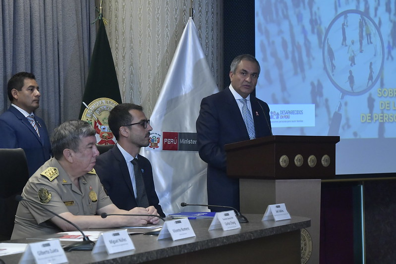 En el marco de las acciones para fortalecer el Sistema de Búsqueda de Personas Desaparecidas, el Ministerio del Interior (Mininter) presento el “Diagnóstico sobre el Fenómeno de la Desaparición de Personas en el Perú”, el cual da cuenta del perfil de las personas más expuestas a esta problemática, la vinculación de las desapariciones con hechos delictivos y la respuesta del Estado frente a este fenómeno delictivo.
El estudio elaborado por la Dirección General de Seguridad Democrática del Mininter, con el apoyo de la Oficina de las Naciones Unidas contra la Droga y el Delito (UNODC) y la Organización Internacional para las Migraciones (OIM), se fundamenta en el análisis de 465 casos de personas reportadas como desaparecidas, y es, además, una oportunidad para implementar mejoras en el Sistema de Búsqueda que preside el Ministerio del Interior.
Durante la presentación, el ministro del Interior, Vicente Romero, saludó la elaboración del diagnóstico al que calificó de sumamente relevante e importante, pues la desaparición de personas representa un problema público de prioritaria atención, ya que implica la afectación de derechos fundamentales como la vida, la integridad, la libertad y seguridad, y en algunos casos se vincula con hechos delictivos, lo que hace necesario un abordaje integral y multisectorial.
“Contar con evidencia sólida que nos brinde un conocimiento profundo sobre cómo se desarrolla este fenómeno en el Perú, permite enfocar nuestros esfuerzos, tanto a nivel sectorial como multisectorial, en una respuesta más eficaz para la búsqueda, investigación y ubicación de personas desaparecidas”, señaló el titular del Interior.
Tras agradecer la invaluable colaboración de los organismos internacionales como UNODC y a la OIM en este estudio, el ministro Vicente Romero reafirmó el firme compromiso del sector en la búsqueda incansable de personas desaparecidas bajo el lema ‘Buscamos personas para reunir familias’.
Consideró de vital importancia impulsar la difusión del estudio y promover implementación de sus recomendaciones. “La atención de este problema es prioritaria para el Mininter”, subrayó
Por su parte los representantes de UNODC y el OIM expresaron su satisfacción por participar en la elaboración de este importante estudio que servirá para tomar decisiones en esta materia
Data sobre desapariciones
El documento sobre el Fenómeno de la Desaparición de Personas en el Perú reseña la data que maneja el Registro Nacional de Información de Personas Desaparecidas (Reniped) de la PNP, el cual consigna que en los últimos cuatro años (2019- 2022) se han reportado un total de 77 570 personas desaparecidas. En promedio, cada año se registran 20 mil desapariciones.
El mayor número de personas reportadas como desaparecidas son mujeres: 49 095, lo cual quiere decir que de cada 10 personas desaparecidas 6 son mujeres, y de ellas el 55% son adolescentes. Cabe precisar que hasta el 2022 se ha ubicado a 15 139 personas reportadas como desaparecidas.
El mismo estudio indica que Lima es la ciudad que reporta el mayor número de personas desaparecidas, le siguen Arequipa, Lambayeque, Junín, Cusco y Piura.
Estuvieron presentes en esta presentación el jefe del Estado Mayor, General PNP Carlos Chong; el viceministro (e) de Seguridad Pública, Miguel Núñez; la directora general de Seguridad Democrática del Mininter, Aissa Tejada; y el director contra la Trata de Personas y Tráfico Ilícito de Migrantes, Gral. PNP Carlos Malaver.
Participaron en la actividad el Oficial Regional del Programa Global contra la Trata de Personas de la Oficina de las Naciones Unidas contra la Droga y el Delito – UNODC, Gilberto Zuleta; coordinador de la Unidad de Protección Organización Internacional para las Migraciones OIM – Perú, Joel Jabiles Eskenazi; entre otros invitados.