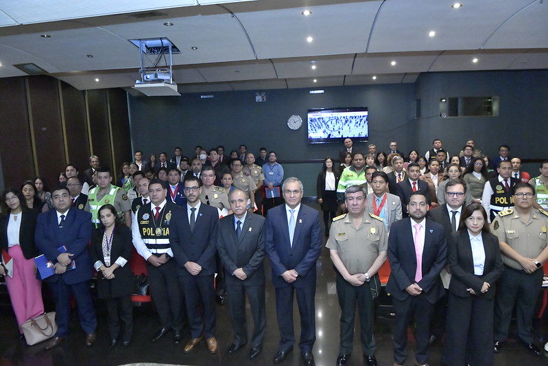 En el marco de las acciones para fortalecer el Sistema de Búsqueda de Personas Desaparecidas, el Ministerio del Interior (Mininter) presento el “Diagnóstico sobre el Fenómeno de la Desaparición de Personas en el Perú”, el cual da cuenta del perfil de las personas más expuestas a esta problemática, la vinculación de las desapariciones con hechos delictivos y la respuesta del Estado frente a este fenómeno delictivo.
El estudio elaborado por la Dirección General de Seguridad Democrática del Mininter, con el apoyo de la Oficina de las Naciones Unidas contra la Droga y el Delito (UNODC) y la Organización Internacional para las Migraciones (OIM), se fundamenta en el análisis de 465 casos de personas reportadas como desaparecidas, y es, además, una oportunidad para implementar mejoras en el Sistema de Búsqueda que preside el Ministerio del Interior.
Durante la presentación, el ministro del Interior, Vicente Romero, saludó la elaboración del diagnóstico al que calificó de sumamente relevante e importante, pues la desaparición de personas representa un problema público de prioritaria atención, ya que implica la afectación de derechos fundamentales como la vida, la integridad, la libertad y seguridad, y en algunos casos se vincula con hechos delictivos, lo que hace necesario un abordaje integral y multisectorial.
“Contar con evidencia sólida que nos brinde un conocimiento profundo sobre cómo se desarrolla este fenómeno en el Perú, permite enfocar nuestros esfuerzos, tanto a nivel sectorial como multisectorial, en una respuesta más eficaz para la búsqueda, investigación y ubicación de personas desaparecidas”, señaló el titular del Interior.
Tras agradecer la invaluable colaboración de los organismos internacionales como UNODC y a la OIM en este estudio, el ministro Vicente Romero reafirmó el firme compromiso del sector en la búsqueda incansable de personas desaparecidas bajo el lema ‘Buscamos personas para reunir familias’.
Consideró de vital importancia impulsar la difusión del estudio y promover implementación de sus recomendaciones. “La atención de este problema es prioritaria para el Mininter”, subrayó
Por su parte los representantes de UNODC y el OIM expresaron su satisfacción por participar en la elaboración de este importante estudio que servirá para tomar decisiones en esta materia
Data sobre desapariciones
El documento sobre el Fenómeno de la Desaparición de Personas en el Perú reseña la data que maneja el Registro Nacional de Información de Personas Desaparecidas (Reniped) de la PNP, el cual consigna que en los últimos cuatro años (2019- 2022) se han reportado un total de 77 570 personas desaparecidas. En promedio, cada año se registran 20 mil desapariciones.
El mayor número de personas reportadas como desaparecidas son mujeres: 49 095, lo cual quiere decir que de cada 10 personas desaparecidas 6 son mujeres, y de ellas el 55% son adolescentes. Cabe precisar que hasta el 2022 se ha ubicado a 15 139 personas reportadas como desaparecidas.
El mismo estudio indica que Lima es la ciudad que reporta el mayor número de personas desaparecidas, le siguen Arequipa, Lambayeque, Junín, Cusco y Piura.
Estuvieron presentes en esta presentación el jefe del Estado Mayor, General PNP Carlos Chong; el viceministro (e) de Seguridad Pública, Miguel Núñez; la directora general de Seguridad Democrática del Mininter, Aissa Tejada; y el director contra la Trata de Personas y Tráfico Ilícito de Migrantes, Gral. PNP Carlos Malaver.
Participaron en la actividad el Oficial Regional del Programa Global contra la Trata de Personas de la Oficina de las Naciones Unidas contra la Droga y el Delito – UNODC, Gilberto Zuleta; coordinador de la Unidad de Protección Organización Internacional para las Migraciones OIM – Perú, Joel Jabiles Eskenazi; entre otros invitados.