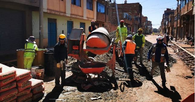 La Contraloría General alertó a la Municipalidad Distrital de San Miguel que en la obra de mejoramiento del tránsito vehicular y peatonal (pistas y veredas) en las urbanizaciones Pueblo Joven La Revolución y San Martín de Porres, existen deficiencias, tales como incumplimiento de especificaciones técnicas y falta de personal especialista, durante su ejecución, lo cual pone en riesgo la seguridad, calidad y durabilidad del proyecto, que cuenta con un presupuesto ascendente a S/ 6 354 706 y beneficiará a más de 18 mil ciudadanos.