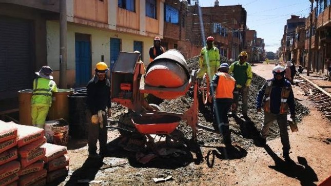 La Contraloría General alertó a la Municipalidad Distrital de San Miguel que en la obra de mejoramiento del tránsito vehicular y peatonal (pistas y veredas) en las urbanizaciones Pueblo Joven La Revolución y San Martín de Porres, existen deficiencias, tales como incumplimiento de especificaciones técnicas y falta de personal especialista, durante su ejecución, lo cual pone en riesgo la seguridad, calidad y durabilidad del proyecto, que cuenta con un presupuesto ascendente a S/ 6 354 706 y beneficiará a más de 18 mil ciudadanos.