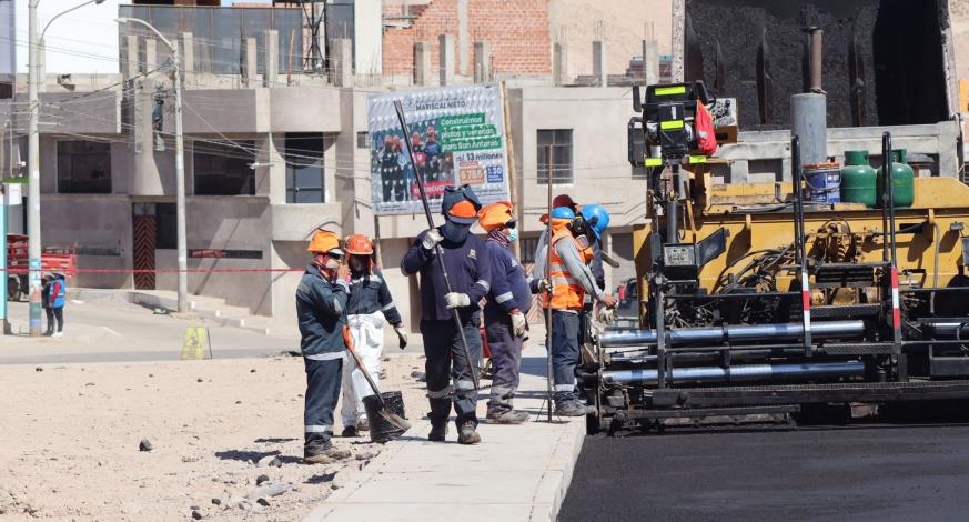 El Alcalde Provincial, John Larry Coayla realizó una visita al proyecto: “Mejoramiento de pistas y veredas en las calles de la Junta Vecinal Juan Pablo II, San Antonio”, que actualmente tiene un avance superior al 80% , culminando su ejecución a principios de agosto.