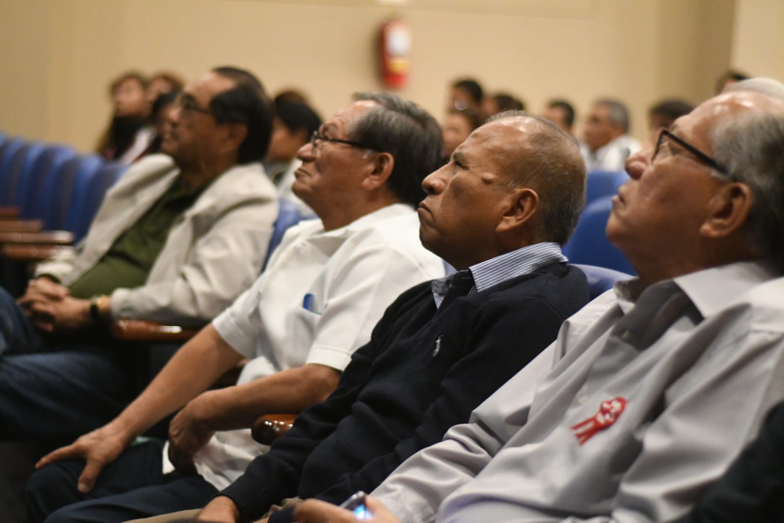 Regidores y funcionarios atentos a las exposiciones