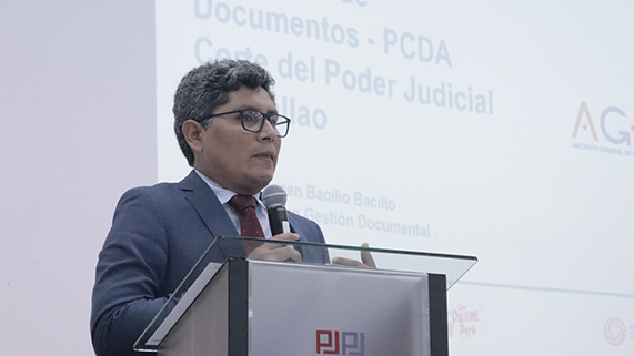 Abel Hualpa Galindo, Director del archivo intermedio del Archivo General de la Nación, el taller de presentación y sensibilización del Convenio de Cooperación Interinstitucional para la elaboración del Programa de Control de Documentos Archivísticos