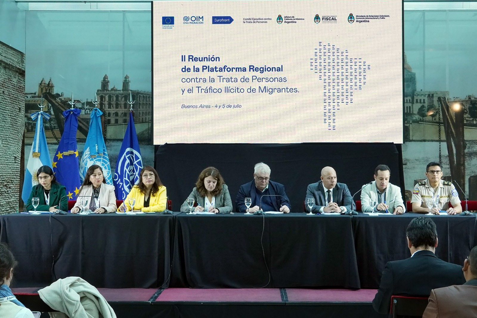 El Ministerio del Interior expuso la política que lleva adelante el Gobierno Peruano con el objeto de prevenir, proteger y restituir los derechos de las víctimas de trata y/o explotación, durante el evento internacional desarrollado en Buenos Aires, Argentina, entre el 04 y 05 de julio, en el que participaron representantes de diez países sudamericanos.
La actividad denominada "II Reunión de la Plataforma Regional contra la Trata de Personas y el Tráfico Ilícito de Migrantes", fue organizado por el Comité Ejecutivo de lucha contra la Trata y Explotación de Personas; el Ministerio de Relaciones Exteriores, Comercio Internacional y Culto y la Procuraduría de Trata y Explotación de Personas, ambos de Argentina, en coordinación con la Organización Internacional para las Migraciones (OIM) a través del Programa EUROFRONT, implementado con el apoyo de la Unión Europea.
Buenas prácticas en zonas fronterizas
Durante la reunión, la directora general de Seguridad Democrática, Aissa Tejada compartió las buenas prácticas que se vienen implementando, desde el sector Interior para el proceso de detección, atención, asistencia y protección en zonas fronterizas para las víctimas de trata y migrantes.
Entre ellas, la implementación de 42 servicios de la Política Nacional frente a la Trata de Personas y sus formas de explotación al 2030, así como los Acuerdos Binacionales o Bilaterales en materia de trata de personas que se han suscrito con los principales países de frontera: Chile, Ecuador, Bolivia, Colombia y Argentina.
Asimismo, precisó que Perú y Ecuador trabajan en la elaboración de los lineamientos de repatriación conjunta asistida, acuerdo implementado en el marco del encuentro binacional de junio último.
Dichos lineamientos han cumplido la fase de levantamiento de información mediante el ejercicio de análisis de casos, se tiene planificado contar con la propuesta de lineamientos consensuada para diciembre de 2023.
Uno de los principales acuerdos de la reunión fue la institucionalización de la Plataforma Regional contra la Trata de Personas y el Tráfico Ilícito de Migrantes, un espacio de colaboración y cooperación entre los países participantes que permitirá fortalecer las políticas y acciones regionales contra la trata de personas y el tráfico ilícito de migrantes.
Presidencia de plataforma el 2025
Cabe mencionar que el Perú tendrá la Presidencia Pro Tempore en el 2025 de la Plataforma Regional contra la Trata de Personas y Tráfico Ilícito de Migrantes, luego de que Bolivia la tenga durante el 2024, con el fin de gestionar las actividades articuladas para la lucha contra el delito.