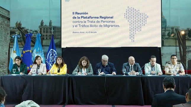 El Ministerio del Interior expuso la política que lleva adelante el Gobierno Peruano con el objeto de prevenir, proteger y restituir los derechos de las víctimas de trata y/o explotación, durante el evento internacional desarrollado en Buenos Aires, Argentina, entre el 04 y 05 de julio, en el que participaron representantes de diez países sudamericanos.

La actividad denominada "II Reunión de la Plataforma Regional contra la Trata de Personas y el Tráfico Ilícito de Migrantes", fue organizado por el Comité Ejecutivo de lucha contra la Trata y Explotación de Personas; el Ministerio de Relaciones Exteriores, Comercio Internacional y Culto y la Procuraduría de Trata y Explotación de Personas, ambos de Argentina, en coordinación con la Organización Internacional para las Migraciones (OIM) a través del Programa EUROFRONT, implementado con el apoyo de la Unión Europea. 

Buenas prácticas en zonas fronterizas
Durante la reunión, la directora general de Seguridad Democrática, Aissa Tejada compartió las buenas prácticas que se vienen implementando, desde el sector Interior para el proceso de detección, atención, asistencia y protección en zonas fronterizas para las víctimas de trata y migrantes.   

Entre ellas, la implementación de 42 servicios de la Política Nacional frente a la Trata de Personas y sus formas de explotación al 2030, así como los Acuerdos Binacionales o Bilaterales en materia de trata de personas que se han suscrito con los principales países de frontera: Chile, Ecuador, Bolivia, Colombia y Argentina.

Asimismo, precisó que Perú y Ecuador trabajan en la elaboración de los lineamientos de repatriación conjunta asistida, acuerdo implementado en el marco del encuentro binacional de junio último. 

Dichos lineamientos han cumplido la fase de levantamiento de información mediante el ejercicio de análisis de casos, se tiene planificado contar con la propuesta de lineamientos consensuada para diciembre de 2023.

Uno de los principales acuerdos de la reunión fue la institucionalización de la Plataforma Regional contra la Trata de Personas y el Tráfico Ilícito de Migrantes, un espacio de colaboración y cooperación entre los países participantes que permitirá fortalecer las políticas y acciones regionales contra la trata de personas y el tráfico ilícito de migrantes.

Presidencia de plataforma el 2025

Cabe mencionar que el Perú tendrá la Presidencia Pro Tempore en el 2025 de la Plataforma Regional contra la Trata de Personas y Tráfico Ilícito de Migrantes, luego de que Bolivia la tenga durante el 2024, con el fin de gestionar las actividades articuladas para la lucha contra el delito.
