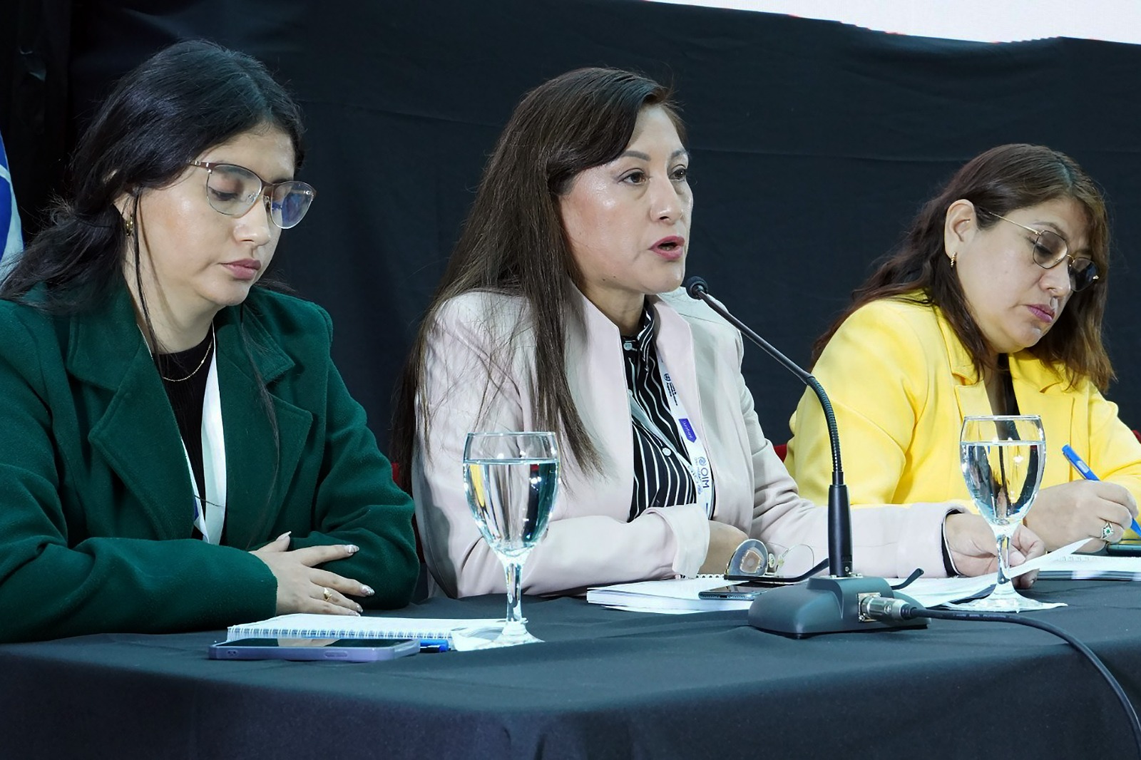 El Ministerio del Interior expuso la política que lleva adelante el Gobierno Peruano con el objeto de prevenir, proteger y restituir los derechos de las víctimas de trata y/o explotación, durante el evento internacional desarrollado en Buenos Aires, Argentina, entre el 04 y 05 de julio, en el que participaron representantes de diez países sudamericanos.
La actividad denominada "II Reunión de la Plataforma Regional contra la Trata de Personas y el Tráfico Ilícito de Migrantes", fue organizado por el Comité Ejecutivo de lucha contra la Trata y Explotación de Personas; el Ministerio de Relaciones Exteriores, Comercio Internacional y Culto y la Procuraduría de Trata y Explotación de Personas, ambos de Argentina, en coordinación con la Organización Internacional para las Migraciones (OIM) a través del Programa EUROFRONT, implementado con el apoyo de la Unión Europea.
Buenas prácticas en zonas fronterizas
Durante la reunión, la directora general de Seguridad Democrática, Aissa Tejada compartió las buenas prácticas que se vienen implementando, desde el sector Interior para el proceso de detección, atención, asistencia y protección en zonas fronterizas para las víctimas de trata y migrantes.
Entre ellas, la implementación de 42 servicios de la Política Nacional frente a la Trata de Personas y sus formas de explotación al 2030, así como los Acuerdos Binacionales o Bilaterales en materia de trata de personas que se han suscrito con los principales países de frontera: Chile, Ecuador, Bolivia, Colombia y Argentina.
Asimismo, precisó que Perú y Ecuador trabajan en la elaboración de los lineamientos de repatriación conjunta asistida, acuerdo implementado en el marco del encuentro binacional de junio último.
Dichos lineamientos han cumplido la fase de levantamiento de información mediante el ejercicio de análisis de casos, se tiene planificado contar con la propuesta de lineamientos consensuada para diciembre de 2023.
Uno de los principales acuerdos de la reunión fue la institucionalización de la Plataforma Regional contra la Trata de Personas y el Tráfico Ilícito de Migrantes, un espacio de colaboración y cooperación entre los países participantes que permitirá fortalecer las políticas y acciones regionales contra la trata de personas y el tráfico ilícito de migrantes.
Presidencia de plataforma el 2025
Cabe mencionar que el Perú tendrá la Presidencia Pro Tempore en el 2025 de la Plataforma Regional contra la Trata de Personas y Tráfico Ilícito de Migrantes, luego de que Bolivia la tenga durante el 2024, con el fin de gestionar las actividades articuladas para la lucha contra el delito.