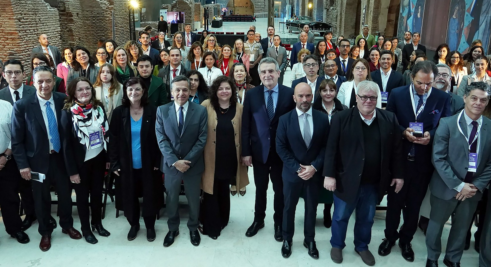 El Ministerio del Interior expuso la política que lleva adelante el Gobierno Peruano con el objeto de prevenir, proteger y restituir los derechos de las víctimas de trata y/o explotación, durante el evento internacional desarrollado en Buenos Aires, Argentina, entre el 04 y 05 de julio, en el que participaron representantes de diez países sudamericanos.
La actividad denominada "II Reunión de la Plataforma Regional contra la Trata de Personas y el Tráfico Ilícito de Migrantes", fue organizado por el Comité Ejecutivo de lucha contra la Trata y Explotación de Personas; el Ministerio de Relaciones Exteriores, Comercio Internacional y Culto y la Procuraduría de Trata y Explotación de Personas, ambos de Argentina, en coordinación con la Organización Internacional para las Migraciones (OIM) a través del Programa EUROFRONT, implementado con el apoyo de la Unión Europea.
Buenas prácticas en zonas fronterizas
Durante la reunión, la directora general de Seguridad Democrática, Aissa Tejada compartió las buenas prácticas que se vienen implementando, desde el sector Interior para el proceso de detección, atención, asistencia y protección en zonas fronterizas para las víctimas de trata y migrantes.
Entre ellas, la implementación de 42 servicios de la Política Nacional frente a la Trata de Personas y sus formas de explotación al 2030, así como los Acuerdos Binacionales o Bilaterales en materia de trata de personas que se han suscrito con los principales países de frontera: Chile, Ecuador, Bolivia, Colombia y Argentina.
Asimismo, precisó que Perú y Ecuador trabajan en la elaboración de los lineamientos de repatriación conjunta asistida, acuerdo implementado en el marco del encuentro binacional de junio último.
Dichos lineamientos han cumplido la fase de levantamiento de información mediante el ejercicio de análisis de casos, se tiene planificado contar con la propuesta de lineamientos consensuada para diciembre de 2023.
Uno de los principales acuerdos de la reunión fue la institucionalización de la Plataforma Regional contra la Trata de Personas y el Tráfico Ilícito de Migrantes, un espacio de colaboración y cooperación entre los países participantes que permitirá fortalecer las políticas y acciones regionales contra la trata de personas y el tráfico ilícito de migrantes.
Presidencia de plataforma el 2025
Cabe mencionar que el Perú tendrá la Presidencia Pro Tempore en el 2025 de la Plataforma Regional contra la Trata de Personas y Tráfico Ilícito de Migrantes, luego de que Bolivia la tenga durante el 2024, con el fin de gestionar las actividades articuladas para la lucha contra el delito.