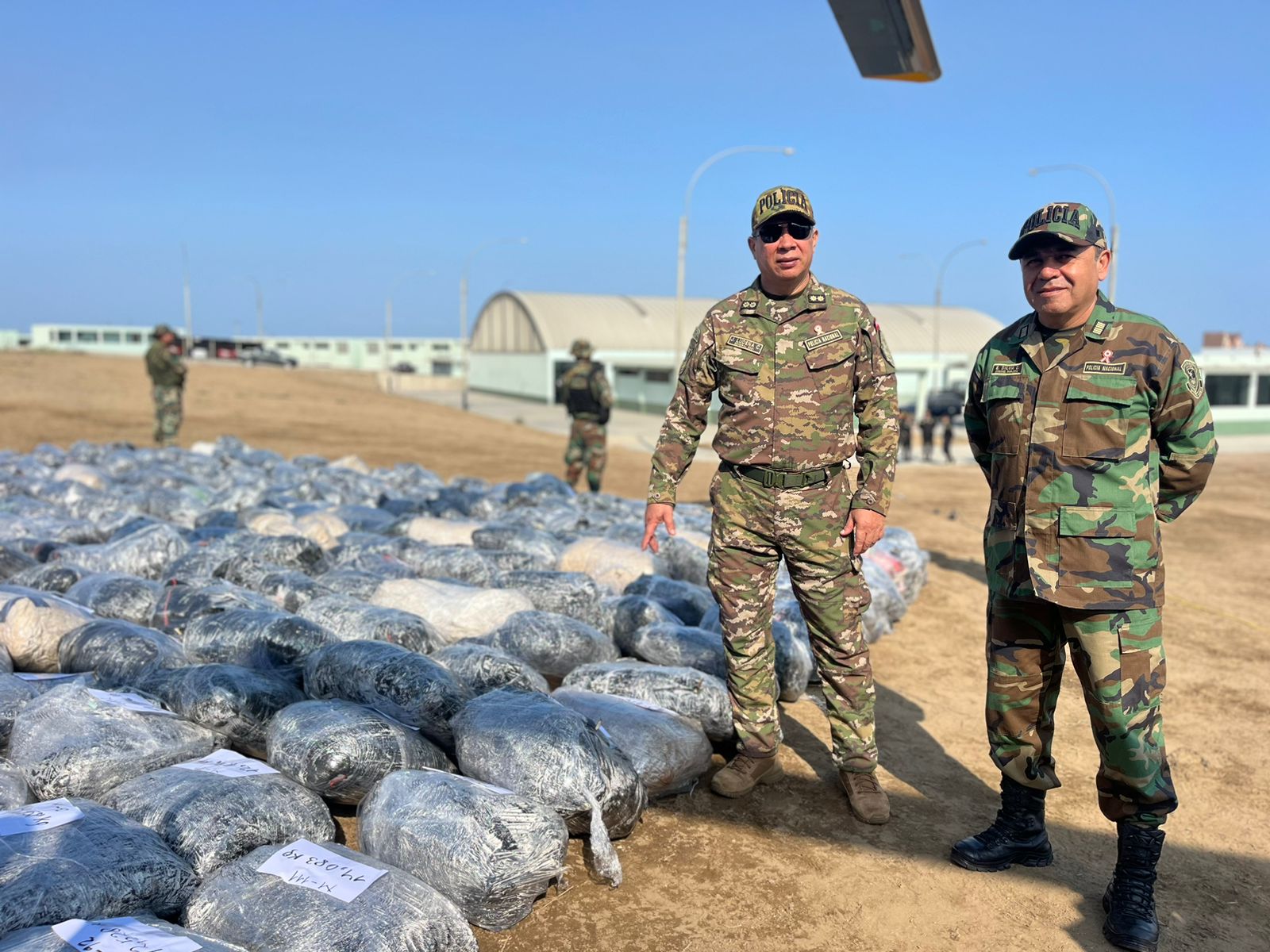 La lucha contra el tráfico de drogas no se detiene. La dirección Antidrogas de la Policía Nacional Del Perú (PNP), en coordinación con el Ministerio Público, logró el decomiso de 6080.502 kilos de Cannabis Sativa (marihuana) en el centro poblado Las Viñas, distrito de Cochorco, provincia de Sánchez Carrión, en la sierra de la región La Libertad.
La intervención policial se realizó por información de inteligencia de la División Policial contra el Trafico Ilícito de Drogas de Piura, que lidera la investigación del caso “Los Reyes de Cochorco”.
Los agentes policiales apoyados de un helicptero MIS 17 y dos drones de la División de la Policía Aérea, incursionaron en la región liberteña entre el 29 de junio y el 7 de julio último e incautaron 299 sacos de polipropileno y 11 paquetes de forma ovoide conteniendo una sustancia verdusca con hojas, tallos y moños con olor y características a Cannabis sativa (marihuana).
La misma intervención, realizada en diferentes parcelas de la zona, permitió la erradicación de más de 20 hectáreas de plantones de marihuana y la incineración de 481 000 plantones de la misma especie ilegal. La PNP también localizó en esa localidad ocho laboratorios rústicos de droga.
Las autoridades informaron que la accidentada geografía y lo agreste del lugar impidió el aterrizaje del helicóptero de la PNP en uno de los puntos de incursión, haciendo imposible extraer 137 costales de polipropileno con un peso total de 2000 kg de marihuana aproximadamente. Este hecho motivó la destrucción e incineración de los incautado en el lugar, por disposición del Ministerio Público.
En la presentación de los resultados del operativo policial participó el jefe de la Dirección Antidrogas, general PNP José Ludeña, quien informó que este operativo corresponde a la política que lleva adelante el Sector Interior en materia de lucha contra el tráfico ilícito de drogas.
Mencionó que la marihuana incautada, prensada y lista para su distribución, esta valorizada en el mercado internacional en aproximadamente 10 millones de dólares.
Las diligencias continúan para determinar e identificar a los propietarios de los predios intervenidos y continuar con las investigaciones.