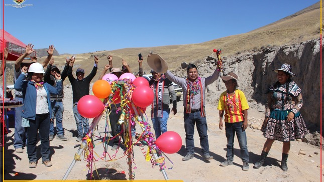 La Municipalidad Distrital de Colquemarca reinició la obra de creación de trocha carrozable desde la Comunidad de Urubamba hasta la Comunidad de Pallpa Pallpa. Esta obra tiene como objetivo mejorar las condiciones de transporte y promover el desarrollo en las comunidades de nuestro distrito.
En el reinicio de la obra estuvieron presentes destacadas personalidades, entre ellas, el Alcalde Prof. Santos Oviedo, quien reafirmó su compromiso de impulsar proyectos que mejoren la calidad de vida de los ciudadanos. Asimismo, estuvo presente el ingeniero Rafael Torres Chicata, residente de la obra. También contamos con la presencia de la ingeniera Yaquelin Peralta, representante de la gerencia de Infraestructura, y el Sr. Marco Mendoza Vega, presidente de la comunidad junta directiva, junto con los comuneros de la Comunidad.
La obra contempla tres componentes fundamentales: en primer lugar, se llevará a cabo el corte en material suelto para preparar el terreno. Posteriormente, se realizará la afirmación de terraplén mediante relleno natural, asegurando una base firme y estable para la trocha. Por último, se llevará a cabo el perfilado de la trocha, garantizando una superficie adecuada para el tránsito vehicular.
La apertura de la trocha tendrá una extensión de 7.94 kilómetros, beneficiando a las comunidades comprendidas entre Urubamba y Pallpa Pallpa. Esta iniciativa busca facilitar el acceso a servicios básicos, como educación, salud y comercio, así como fomentar la integración y la conectividad entre las comunidades.
A la fecha, nos complace informar que el tramo correspondiente a Urubamba se reinicia con un avance del 31.27%. Esto demuestra el compromiso de las autoridades y los equipos de trabajo involucrados en la ejecución de esta importante obra. Estamos trabajando de la mano con la comunidad para lograr avances significativos en el menor tiempo posible.
La Municipalidad Distrital de Colquemarca se compromete a seguir trabajando arduamente para culminar satisfactoriamente esta importante obra y cumplir con las expectativas de las comunidades beneficiadas. Agradecemos el apoyo y la comprensión de los ciudadanos durante la ejecución de los trabajos, y los invitamos a ser partícipes activos en el desarrollo de nuestro distrito.
¡Colquemarca, un nuevo comienzo con oportunidades para todos!
Prof. Santos Oviedo Ataucuri - Alcalde
Gestión 2023 - 2026
