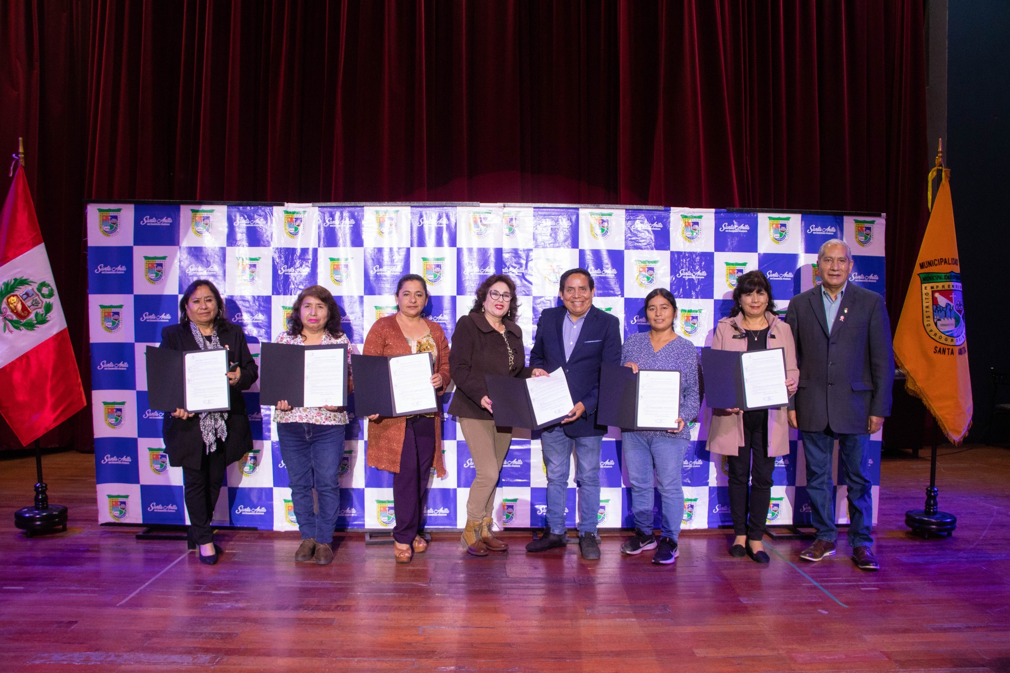 En un merecido homenaje de reconocimiento a los maestros y maestras de los diferentes colegios del distrito, se entregó su reconocimiento a maestros por sus años de servicio y un agasajo por su gran labor de educar a nuestros niños y jóvenes de nuestra comunidad..
#Olimpioalegria
#santanitaenbuenasmanos
#diadelprofesor