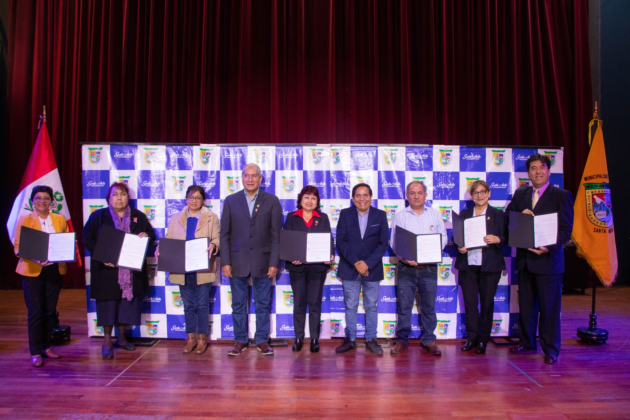 En un merecido homenaje de reconocimiento a los maestros y maestras de los diferentes colegios del distrito, se entregó su reconocimiento a maestros por sus años de servicio y un agasajo por su gran labor de educar a nuestros niños y jóvenes de nuestra comunidad..
#Olimpioalegria
#santanitaenbuenasmanos
#diadelprofesor