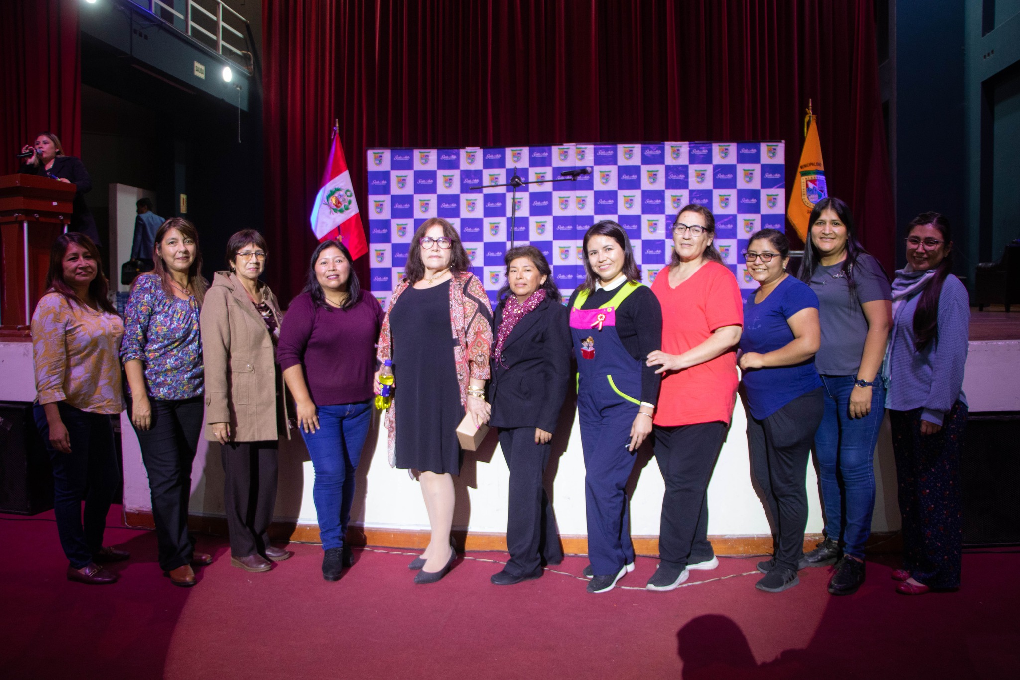 En un merecido homenaje de reconocimiento a los maestros y maestras de los diferentes colegios del distrito, se entregó su reconocimiento a maestros por sus años de servicio y un agasajo por su gran labor de educar a nuestros niños y jóvenes de nuestra comunidad..
#Olimpioalegria
#santanitaenbuenasmanos
#diadelprofesor