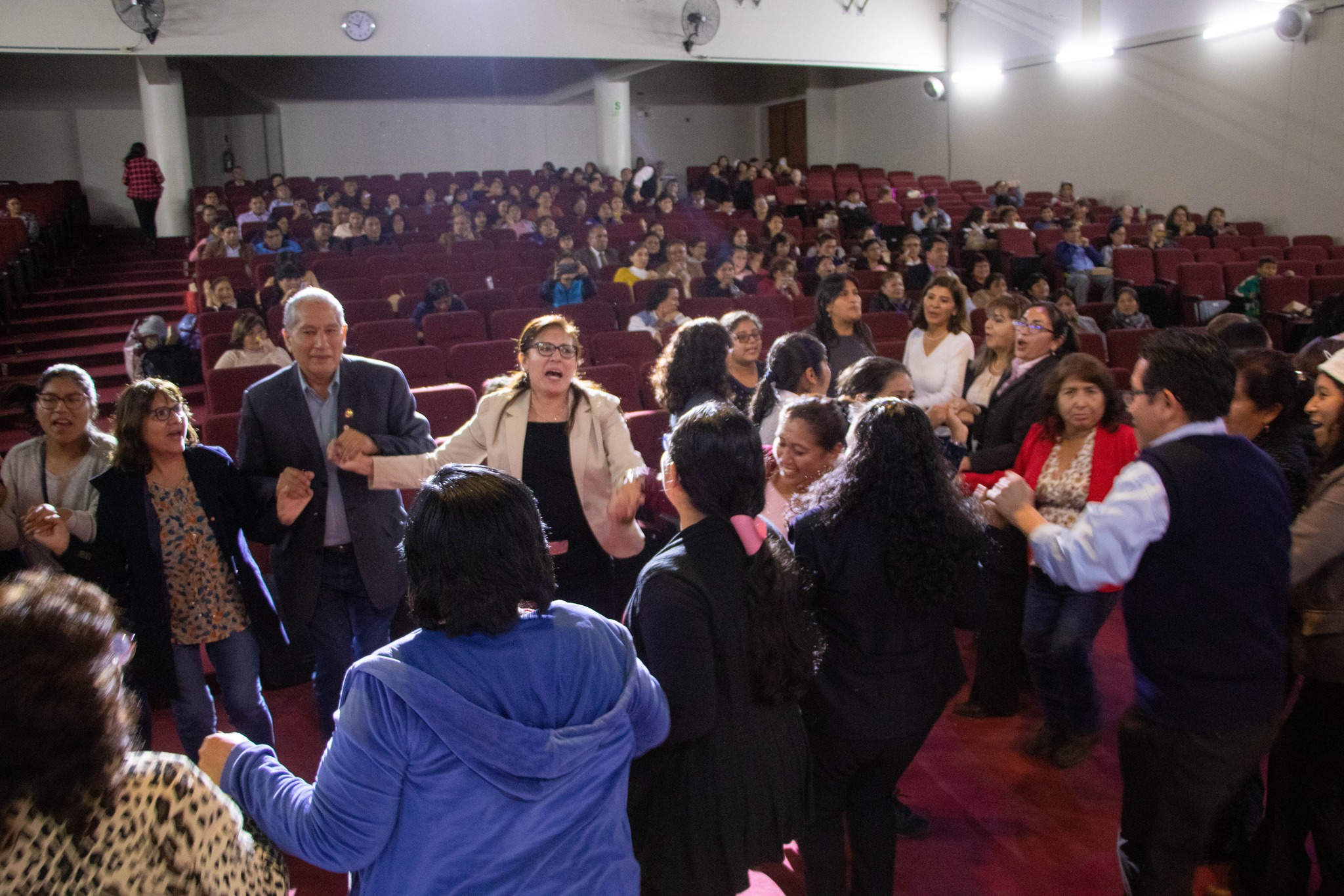 En un merecido homenaje de reconocimiento a los maestros y maestras de los diferentes colegios del distrito, se entregó su reconocimiento a maestros por sus años de servicio y un agasajo por su gran labor de educar a nuestros niños y jóvenes de nuestra comunidad..
#Olimpioalegria
#santanitaenbuenasmanos
#diadelprofesor