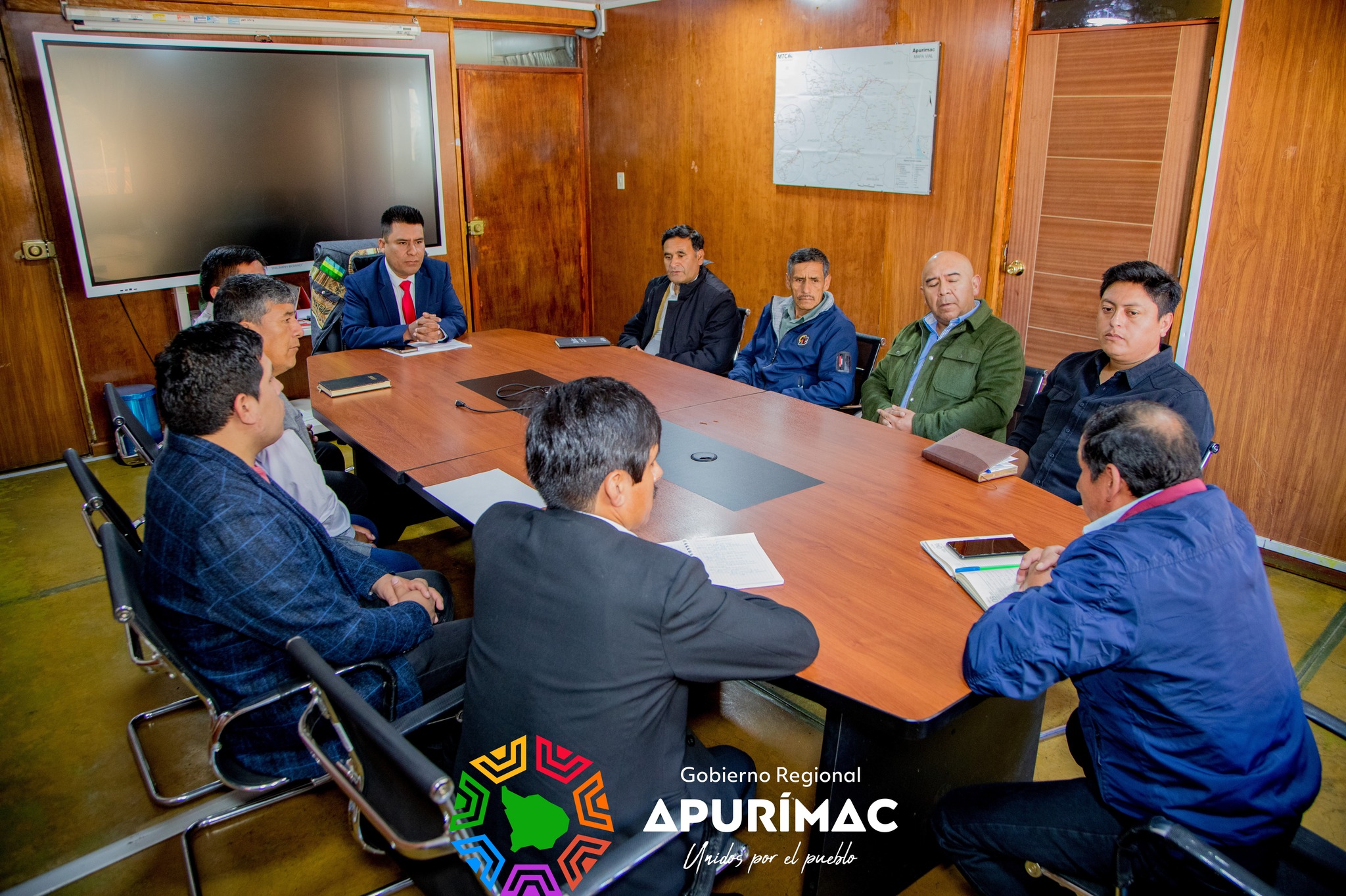Gobernador regional Percy Godoy une esfuerzos con alcaldes para iniciar ejecución de proyecto de asfaltado de vía Huancarama - Pacobamba