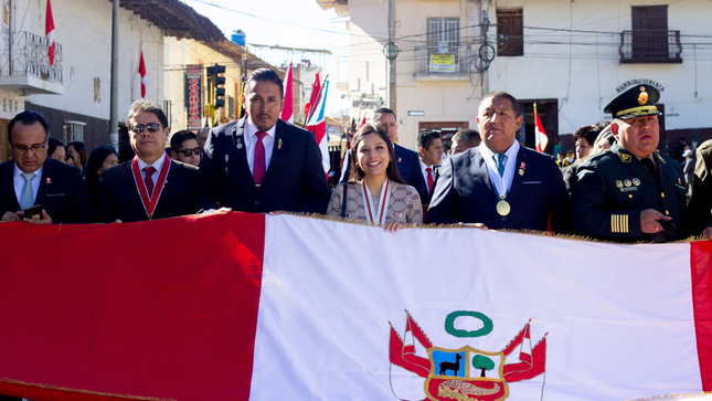 Fotografía de las autoridades locales sosteniendo el pbellón nacional en el paseo de conmemoración por los 140 años de la batalla de Huamachuco.