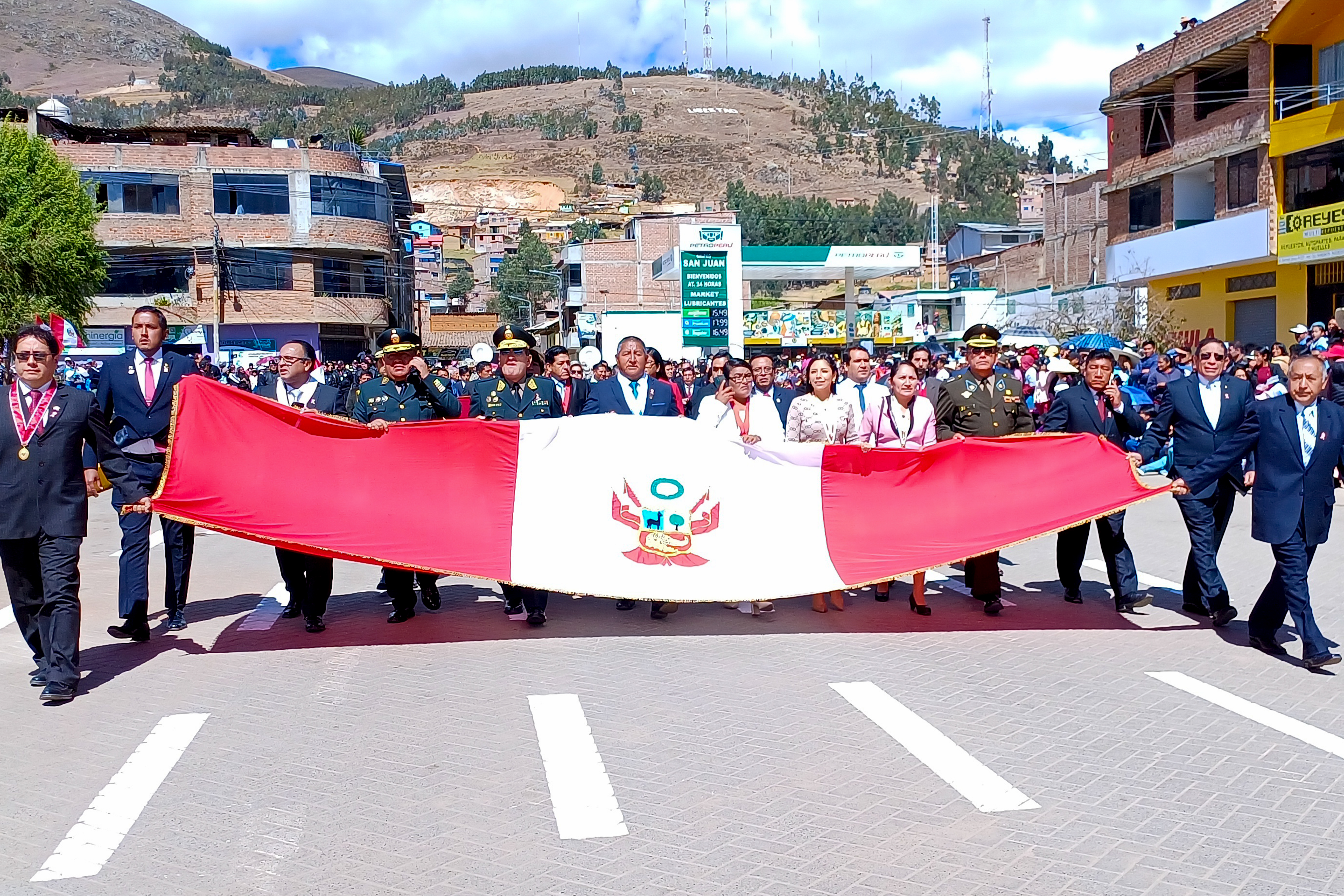 Autoridades locales llegan a la plazuela El Obelisco con el pabellón nacional.
